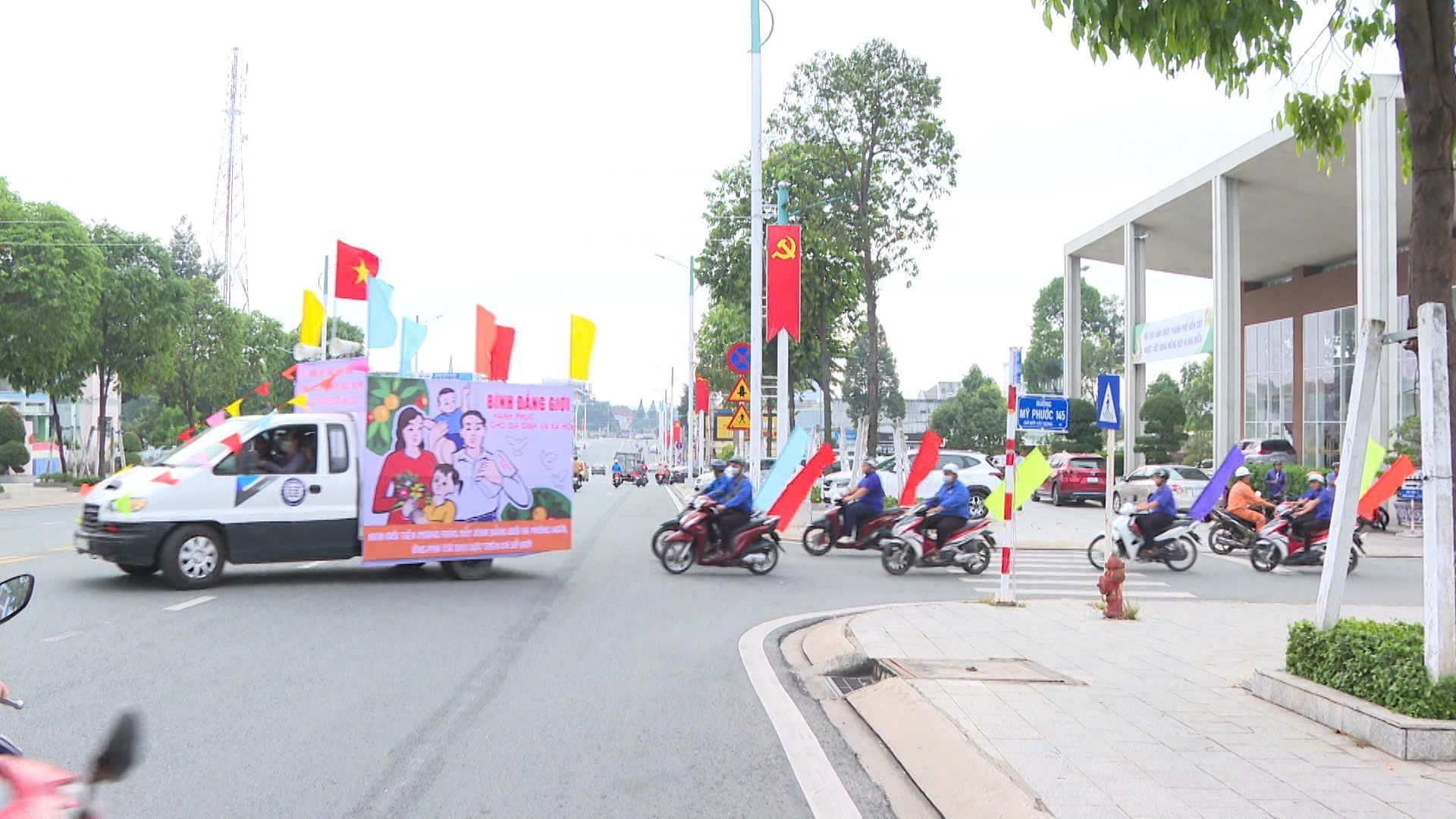 Có thể là hình ảnh về 4 người, xe scooter, xe cứu thương và văn bản