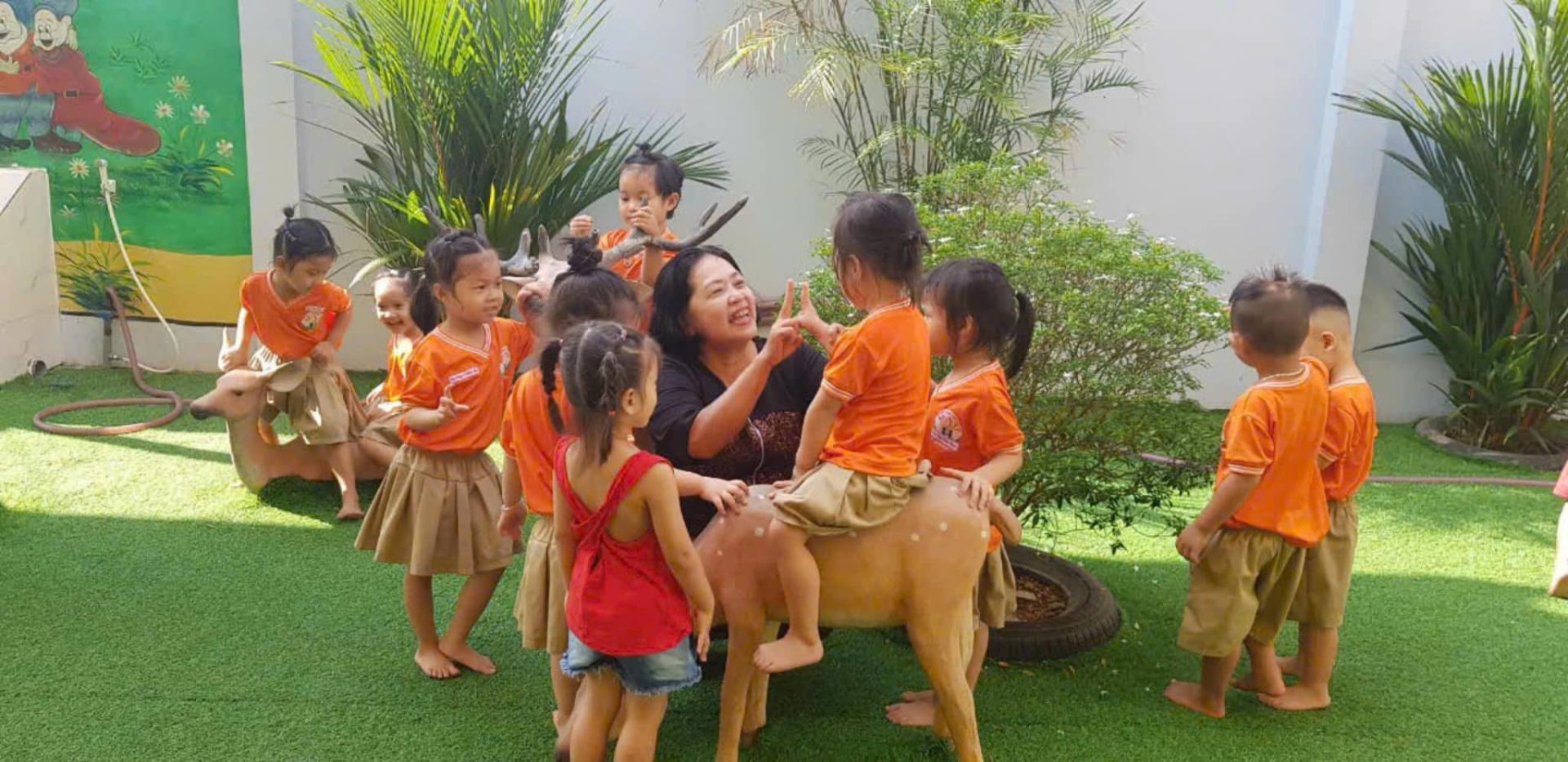 Có thể là hình ảnh về 6 người, trẻ em và mọi người đang cười