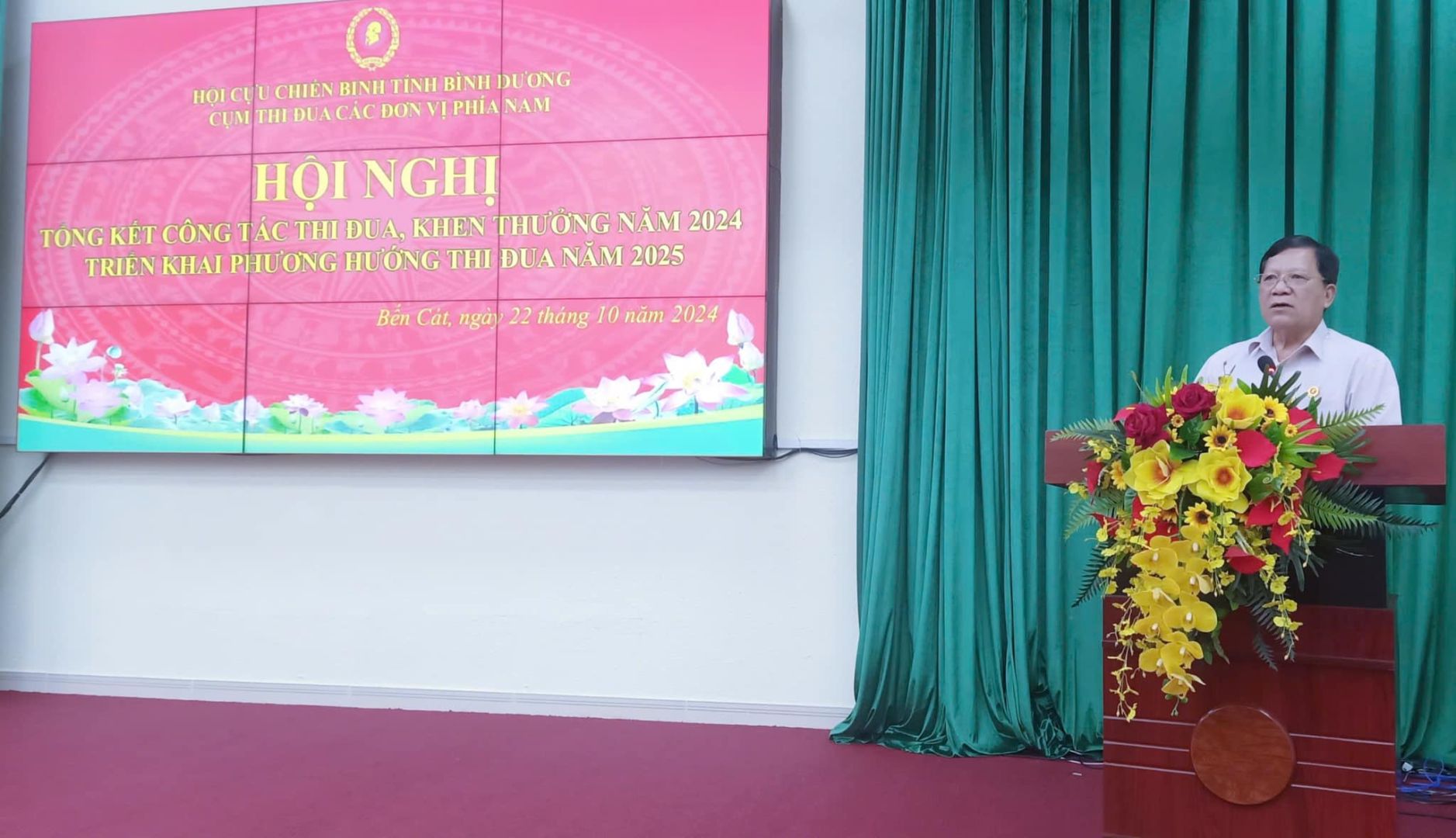 Có thể là hình ảnh về 1 người, đền thờ, cái bục và văn bản