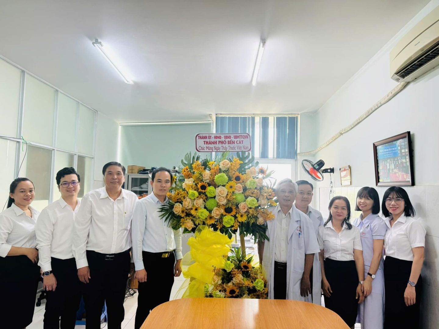 C&oacute; thể l&agrave; h&igrave;nh ảnh về 8 người v&agrave; bệnh viện