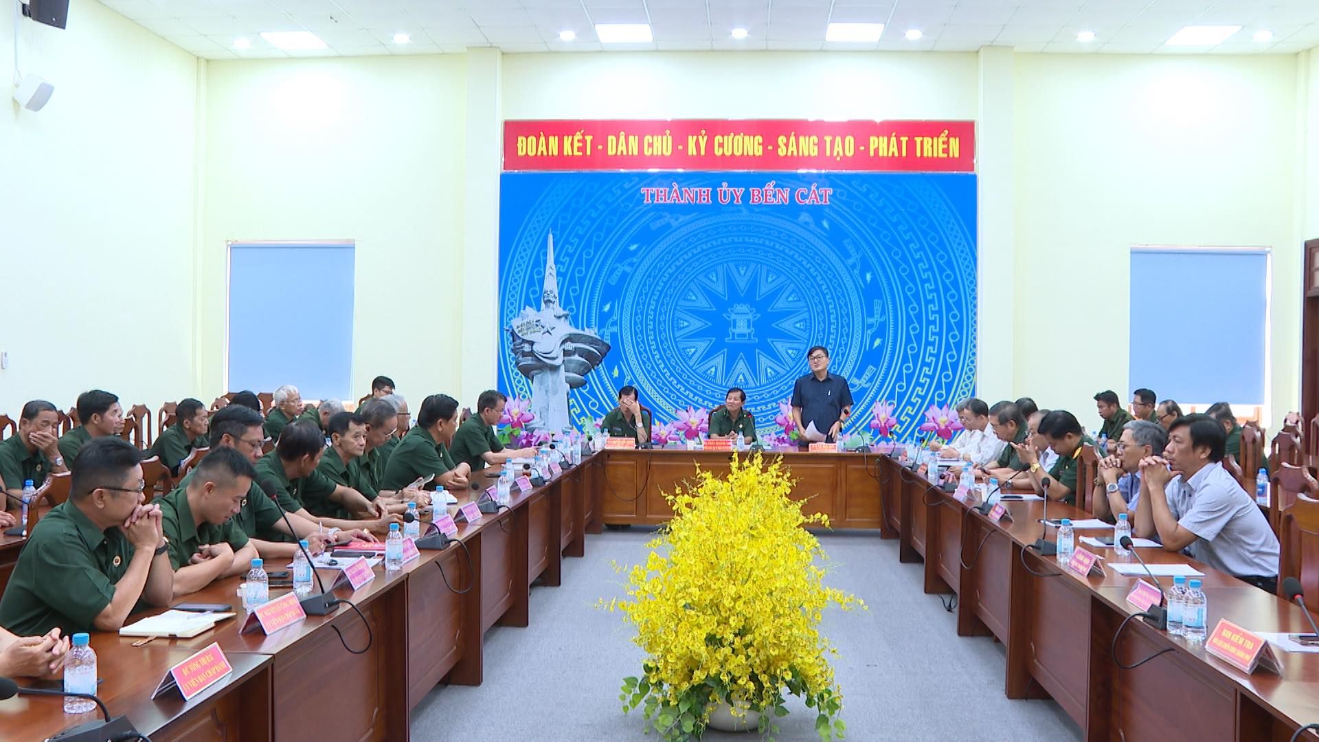 Có thể là hình ảnh về 6 người, mọi người đang học, cái bục và văn bản