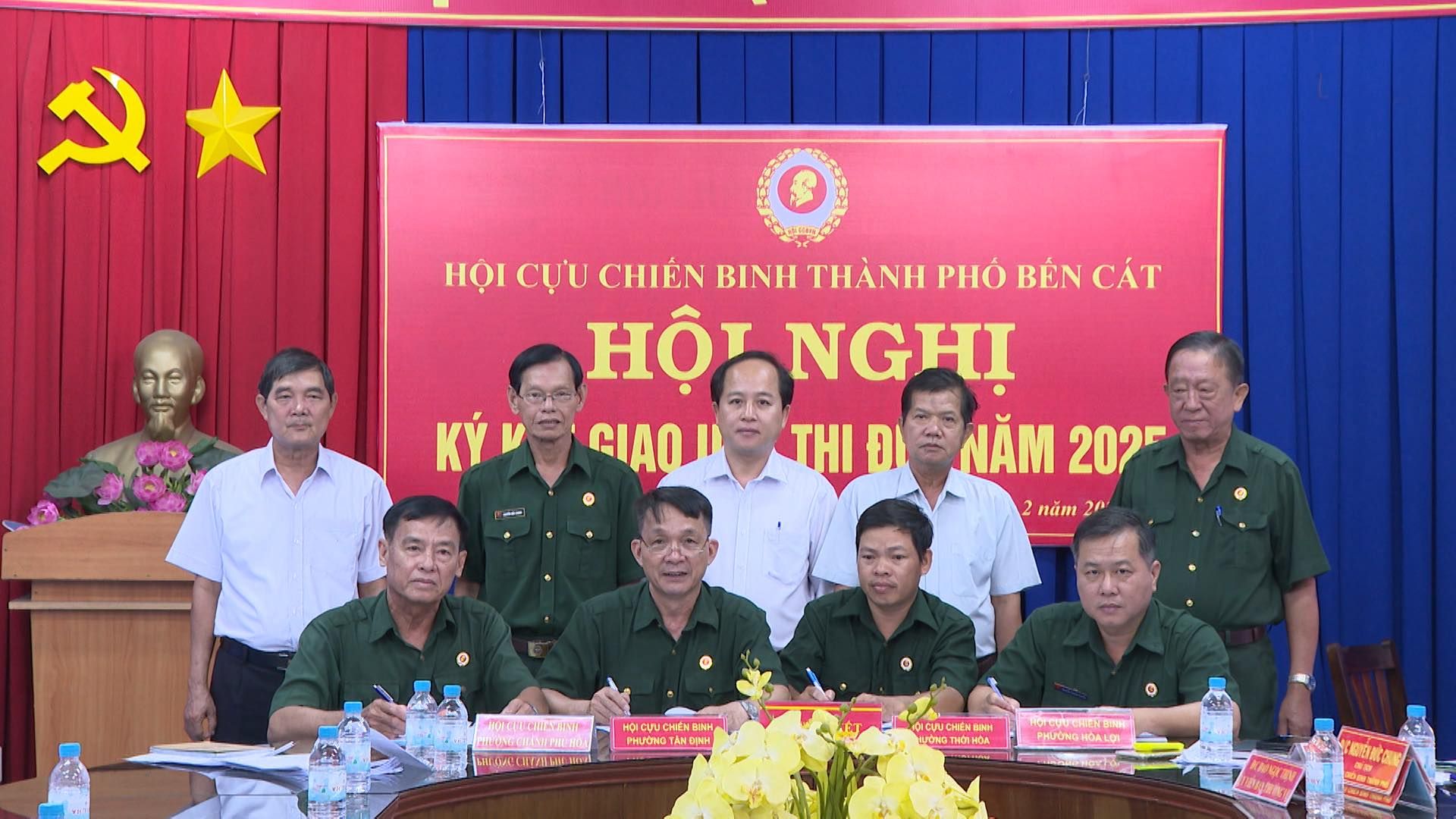 Có thể là hình ảnh về 10 người và văn bản