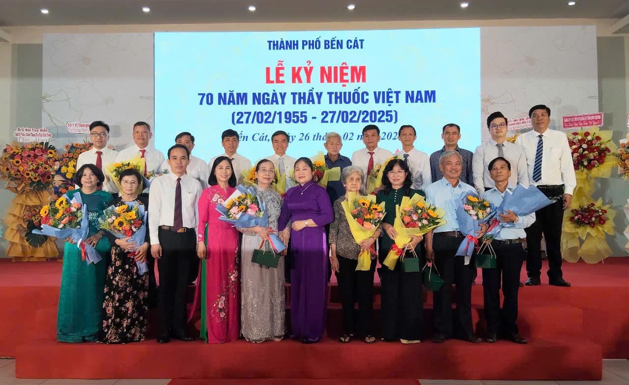 Có thể là hình ảnh về 13 người và văn bản