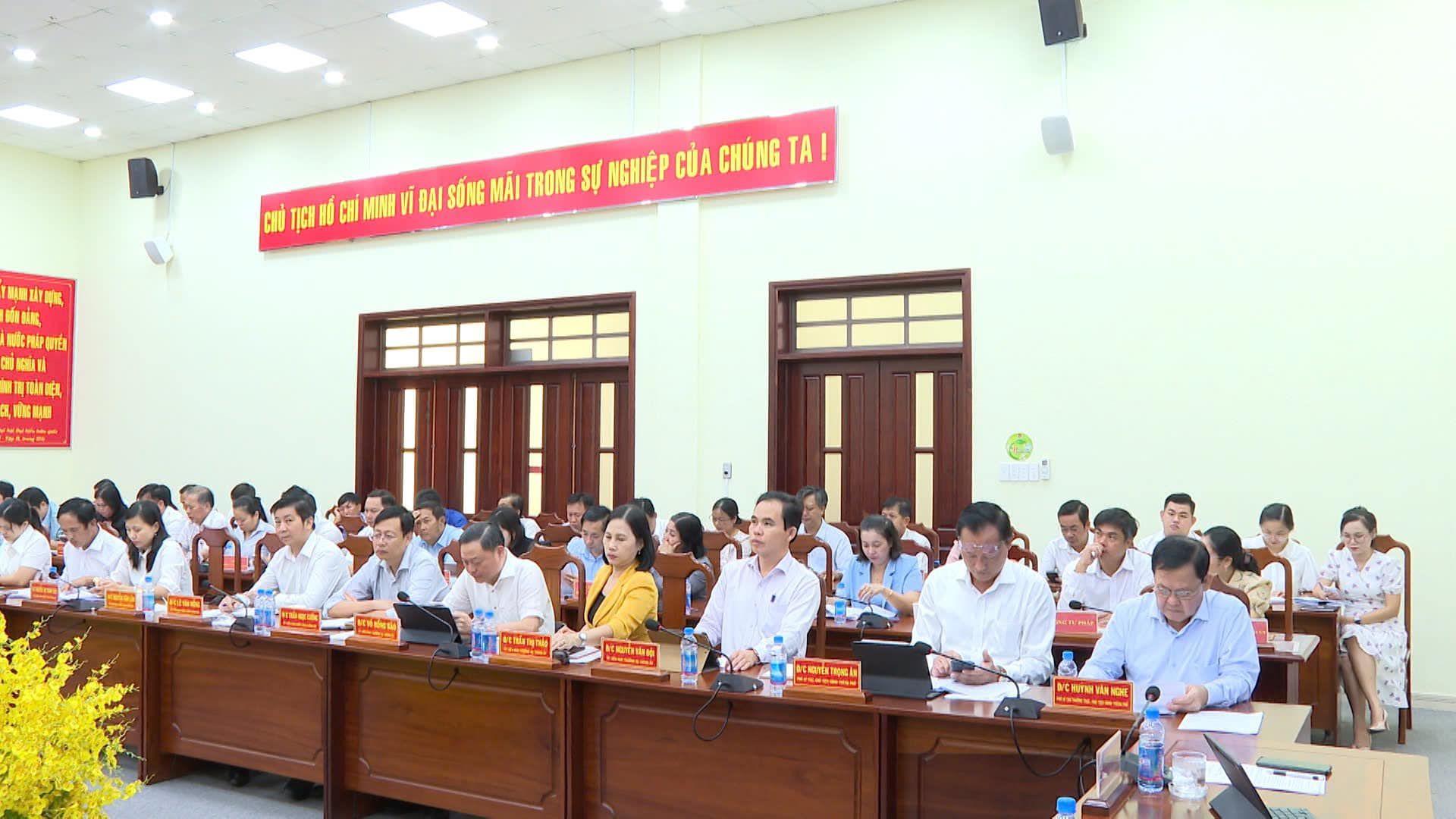 Có thể là hình ảnh về 9 người, đang trình diễn võ thuật, bệnh viện và văn bản