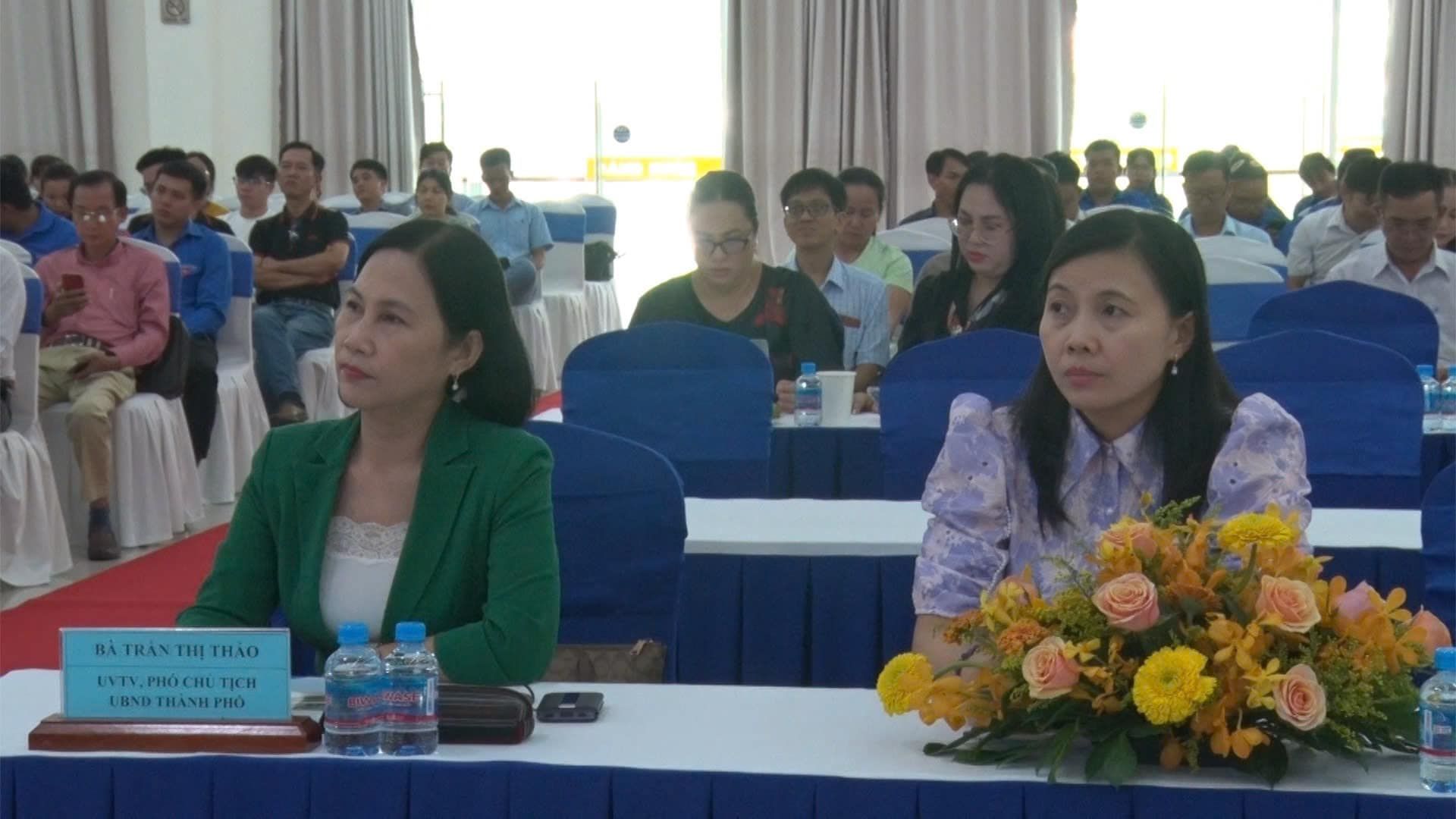 Có thể là hình ảnh về 11 người và văn bản