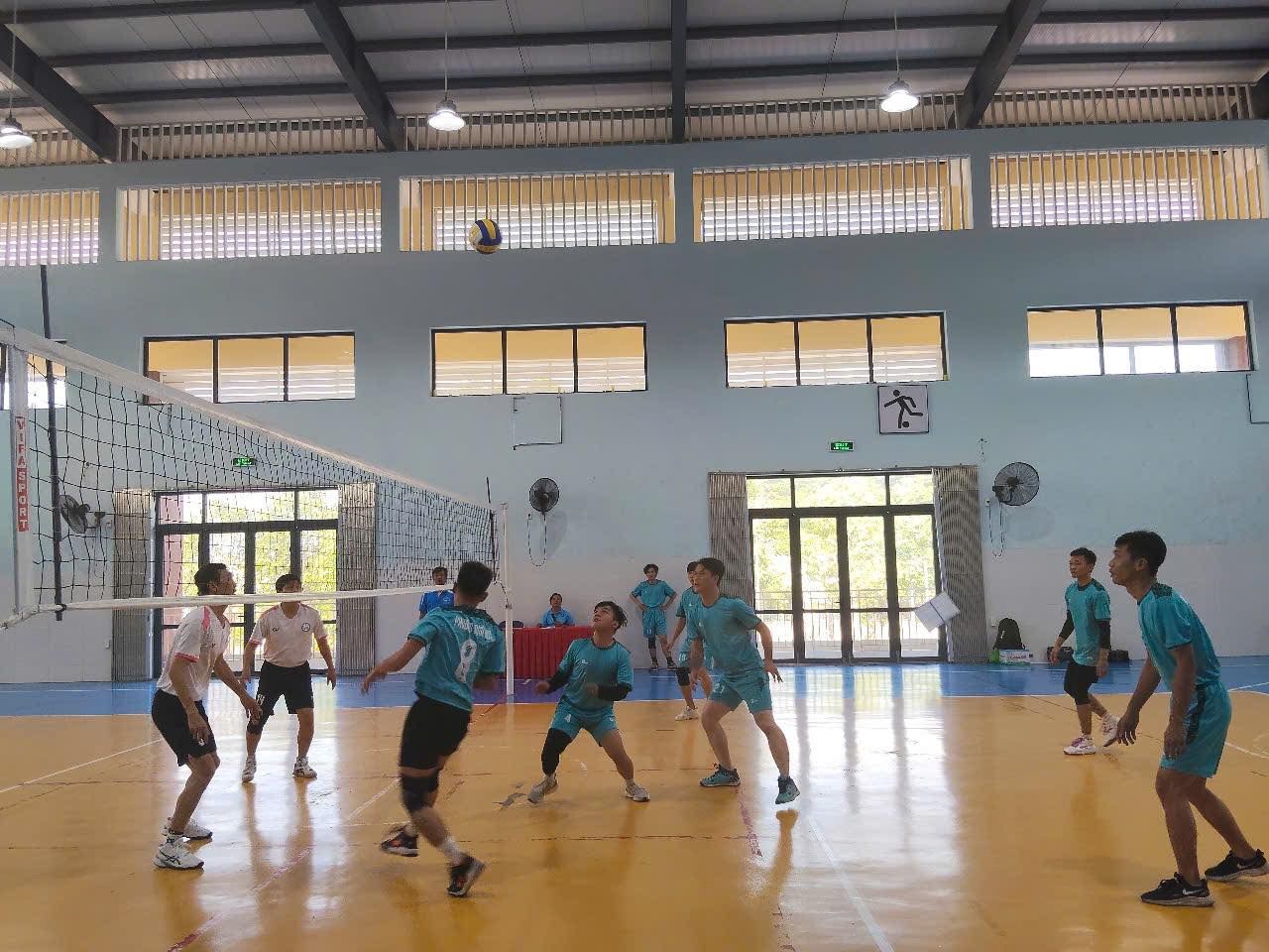 Có thể là hình ảnh về 8 người, mọi người đang chơi bóng đá, mọi người đang chơi bóng bầu dục, mọi người đang chơi bóng chuyền và mọi người đang chơi bóng rổ