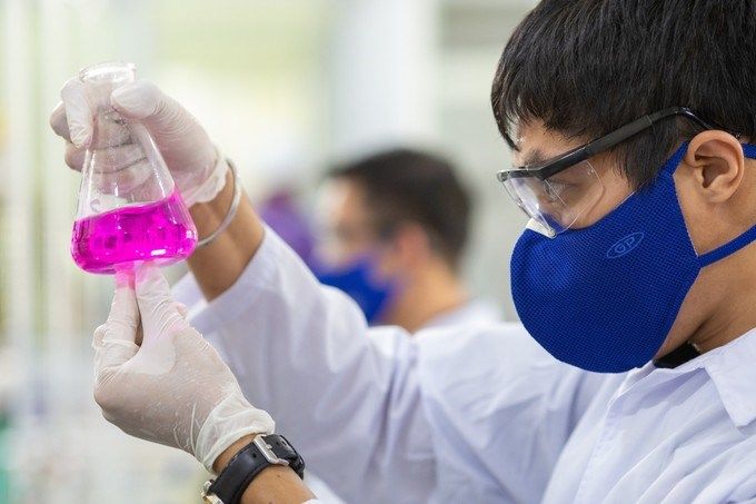 Kỹ sư nghiên cứu phát triển nguyên phụ liệu phục vụ quy trình sản xuất. (Ảnh: SGGP)