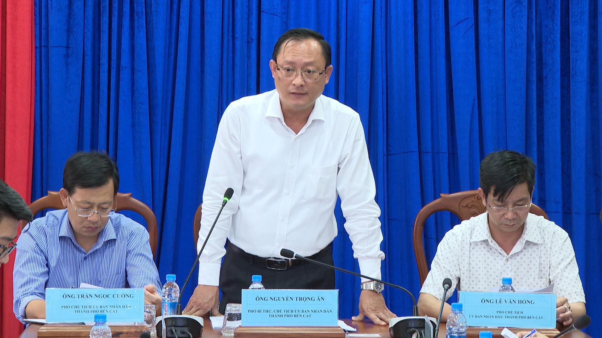 Có thể là hình ảnh về 4 người, cái bục và văn bản