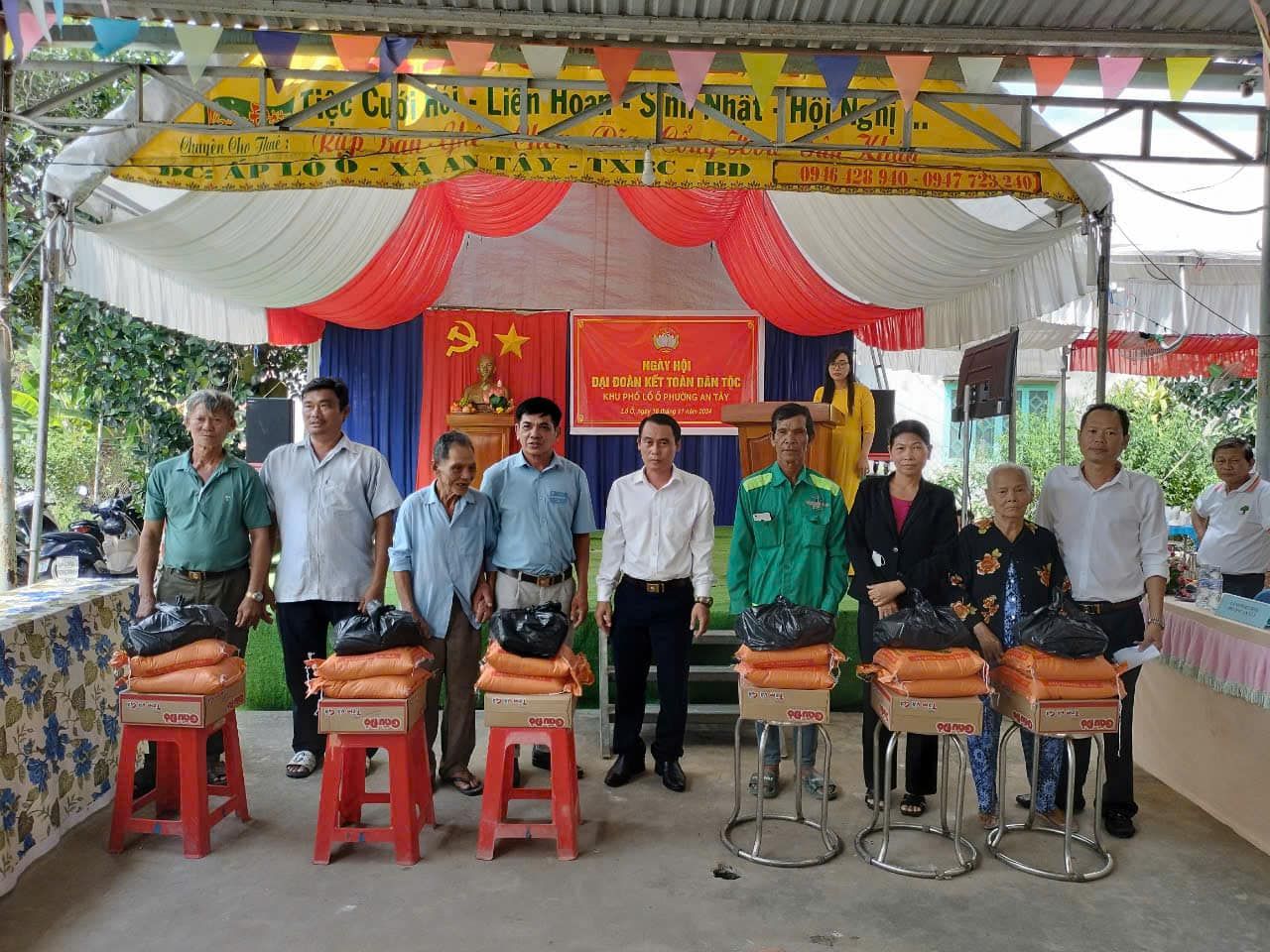 Có thể là hình ảnh về 11 người, đền thờ và văn bản