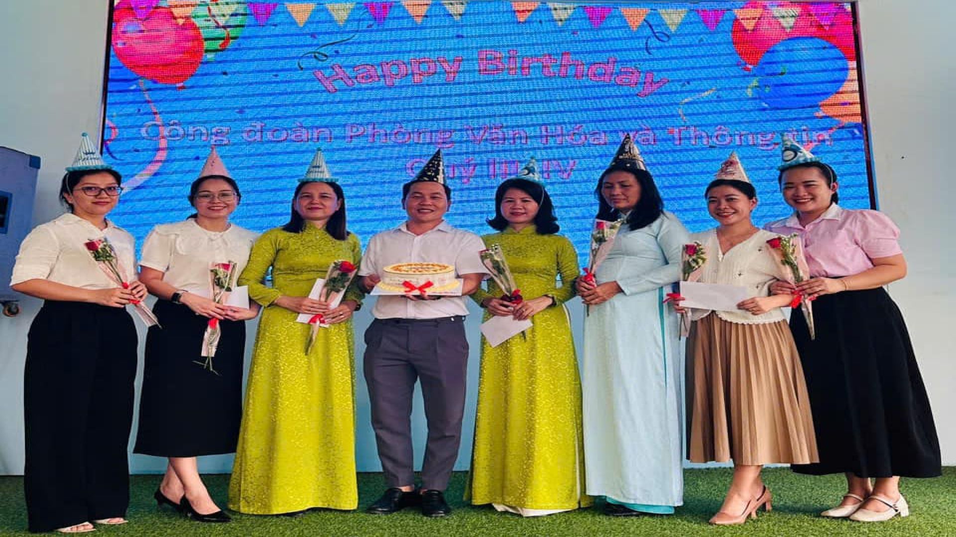 Có thể là hình ảnh về 8 người và văn bản
