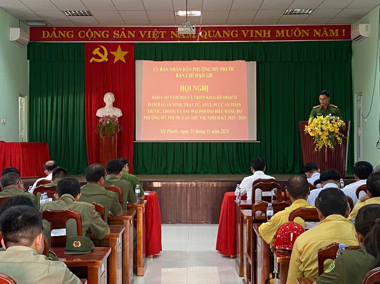 C&oacute; thể l&agrave; h&igrave;nh ảnh về 10 người, c&aacute;i bục v&agrave; văn bản