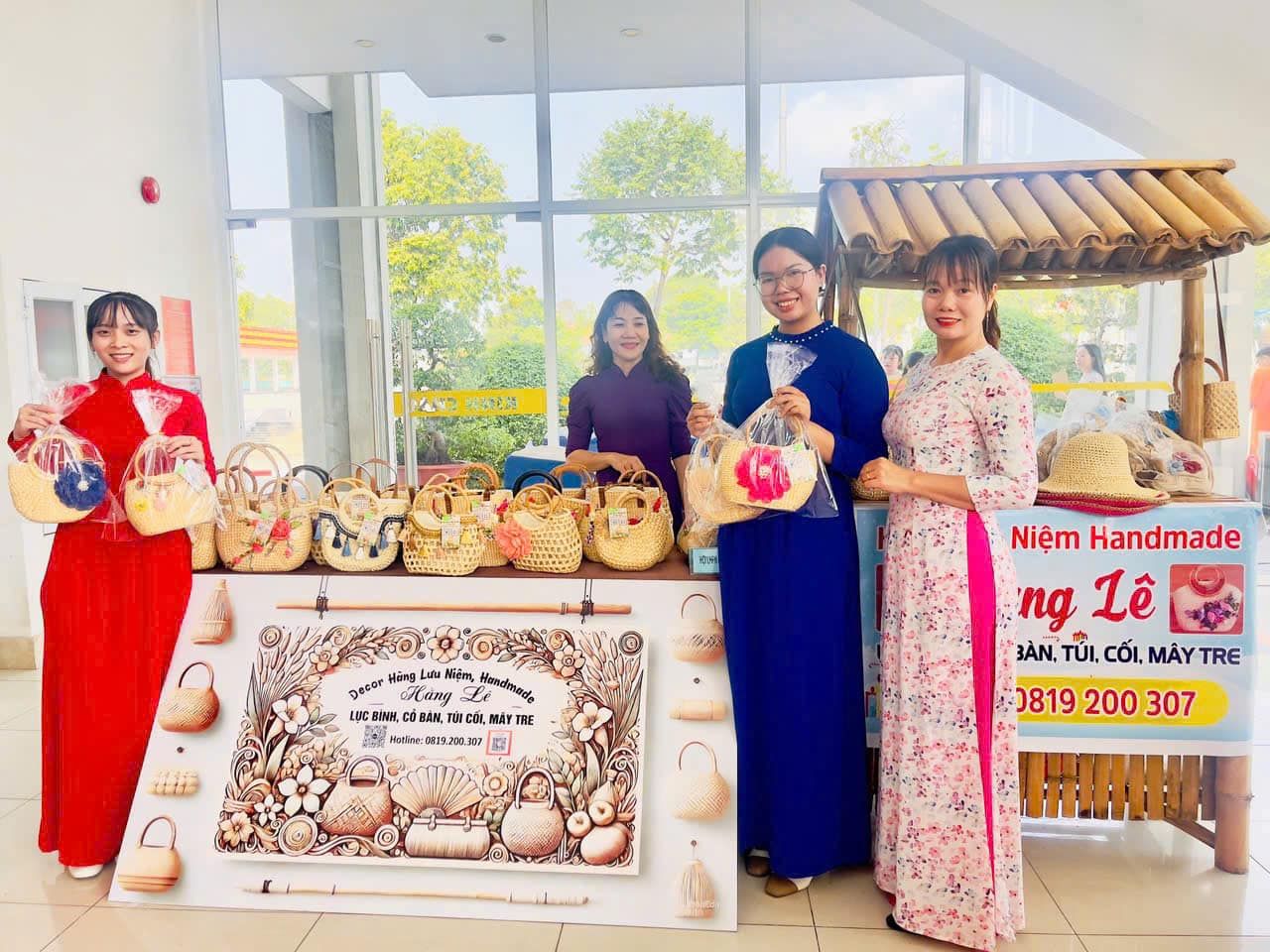 Có thể là hình ảnh về 4 người, món tráng miệng và văn bản cho biết '公ッ 展小吃. Decer pecoreanyidae Hãmg Lu uN Hàng Niệm, Handmade BINW, BINH, ÓBAN, MAYT MAY TRI RE 0 Hetline: 0819.200.39 309 Niệm Handmade ng lê BÀN, TÚI. CỐI, BAN.TÜI.COI.MÂYTRE MÂY TRE 0819 200 307'