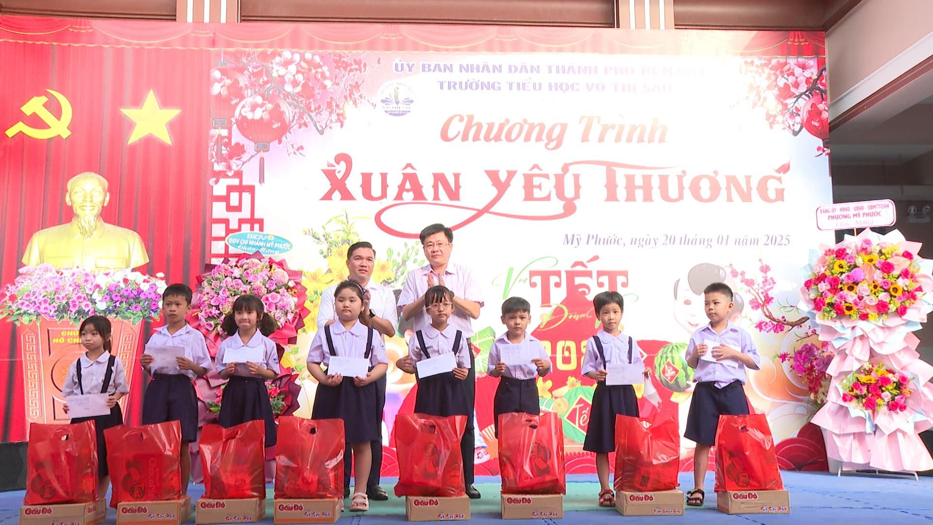 Có thể là hình ảnh về 8 người và văn bản