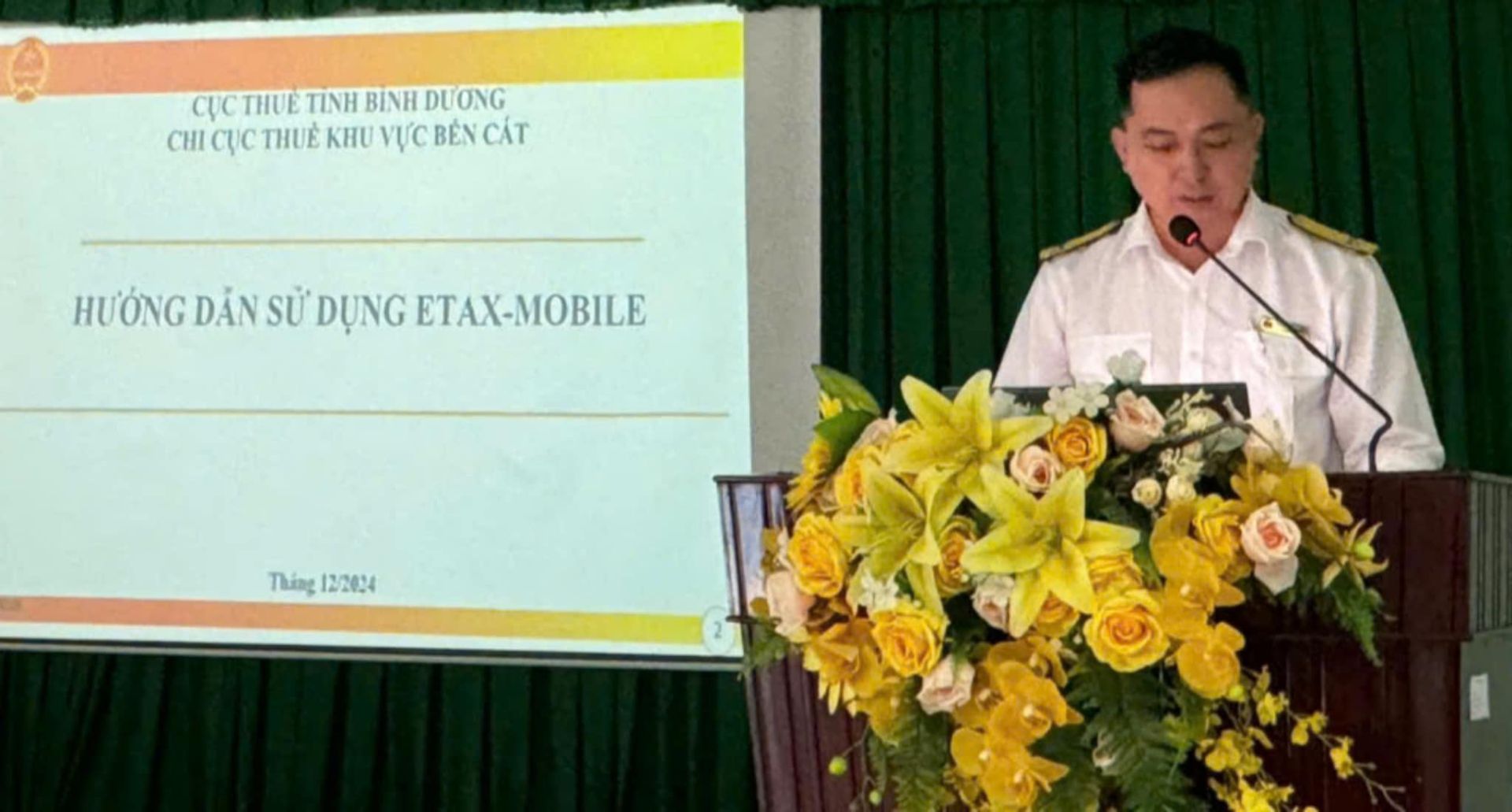 Có thể là hình ảnh về 1 người, cái bục và văn bản