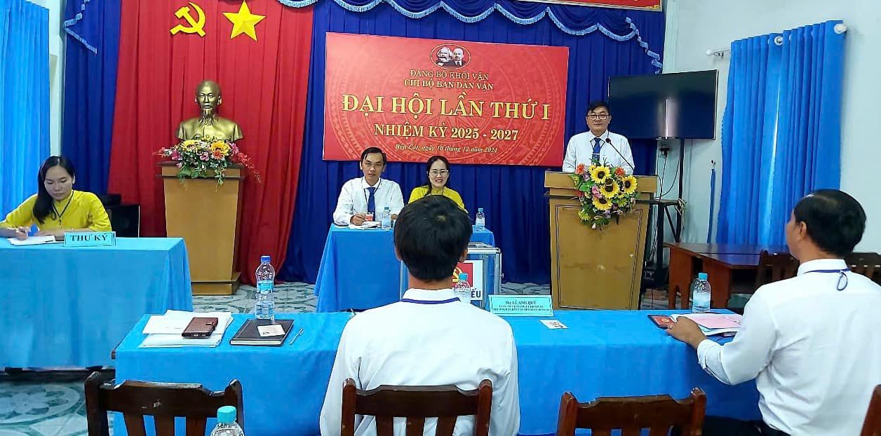 C&oacute; thể l&agrave; h&igrave;nh ảnh về 6 người, mọi người đang học, c&aacute;i bục v&agrave; văn bản