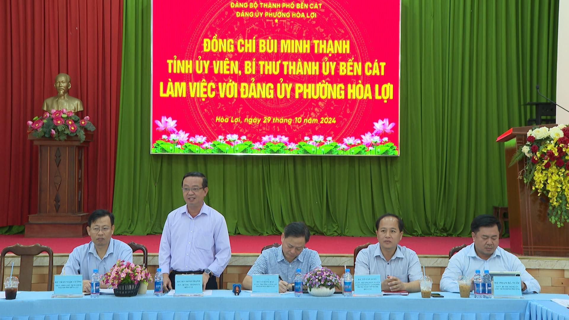 Có thể là hình ảnh về 5 người, cái bục, đền thờ và văn bản