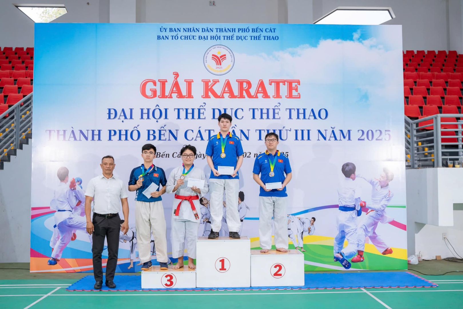 Có thể là hình ảnh về 9 người và văn bản cho biết 'ύγ BAN NHĂN DAN THẢNH PHỐ BÉN CÁT BAN τό cHύC ĐẠI HỘI THẾ DỤC rHE THAO GIẢI KARATE ĐẠI HỘI THỂ DHC THỂ THO THÀNH PHỐ BÊN CÁT CÁTIAN ÂN THỨ III NĂM 2025 Bến Ca CoжeAy 3 2'