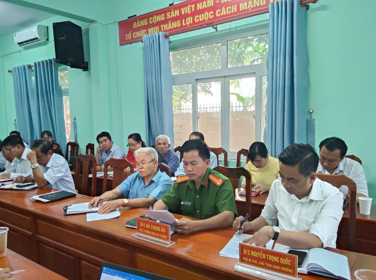 Có thể là hình ảnh về 7 người, mọi người đang học và văn bản