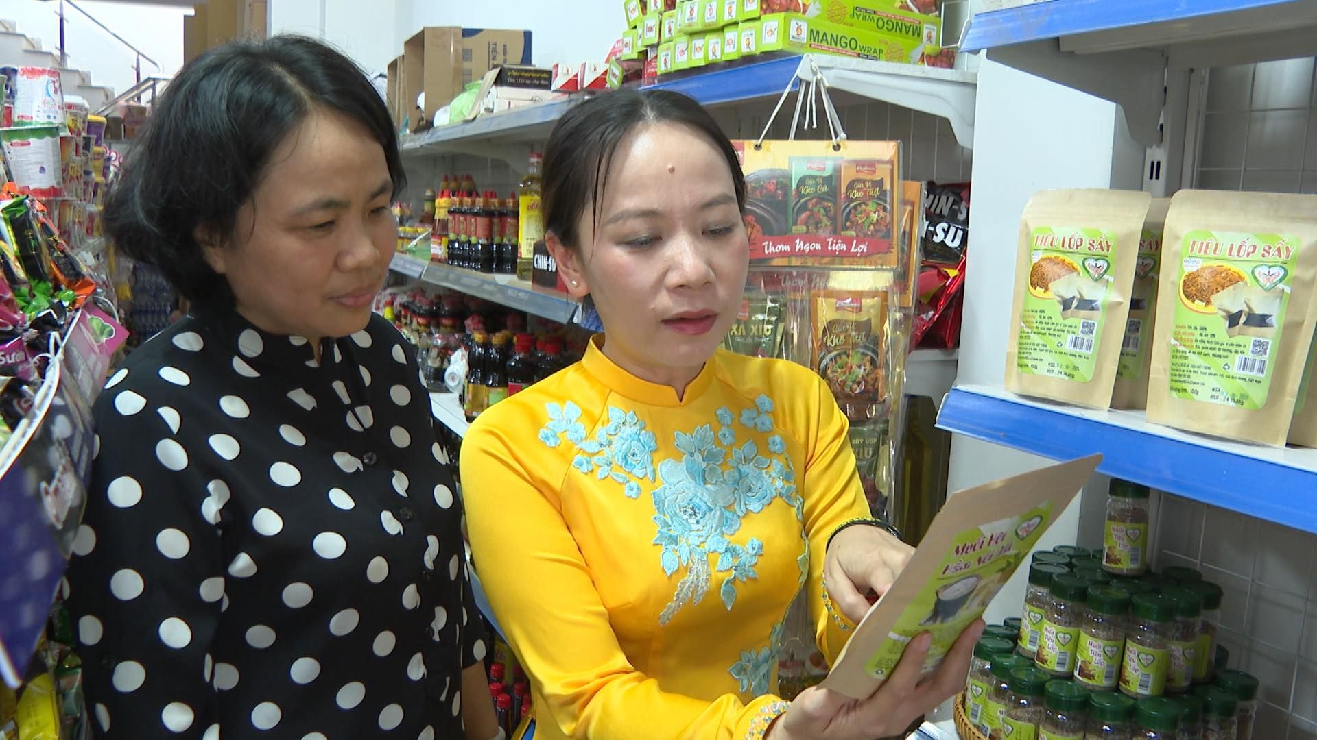 Có thể là hình ảnh về 2 người và văn bản