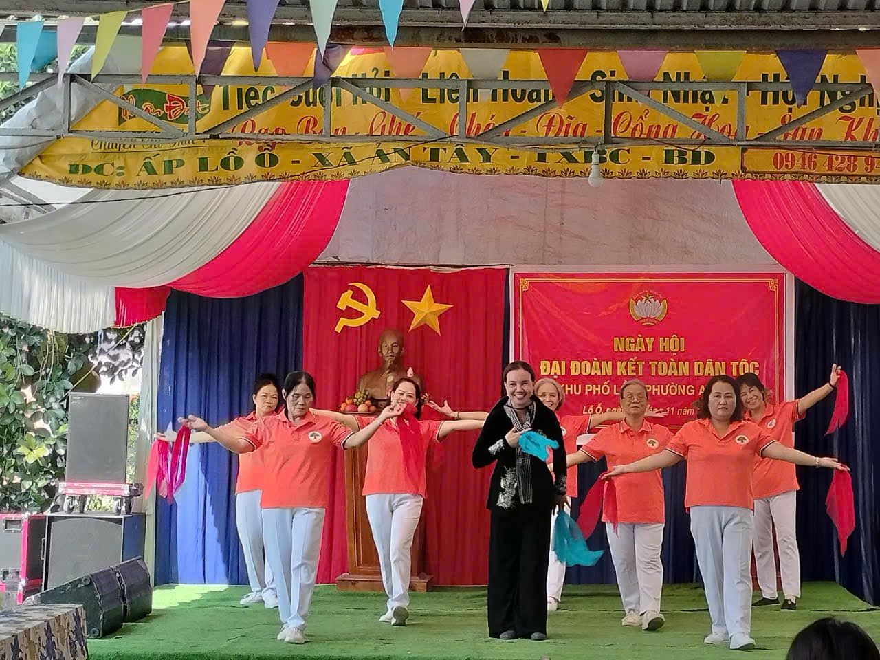 Có thể là hình ảnh về 6 người và văn bản