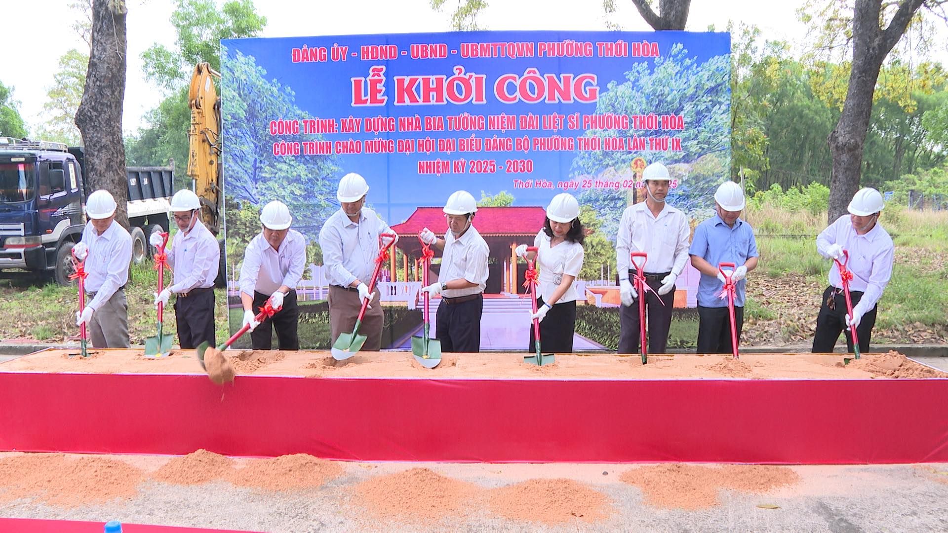 Có thể là hình ảnh về 9 người và văn bản cho biết 'DÁNG UY HOND UBND-UBMTTQU UBND UBMTTQUN PHƯỠNG tHO HOA LỄ KHỞI CÔNG CONGTRINH: CONG TRINH: XAY DUNG NHA BIA TƯỠNG NIÊM ĐÃI LIỆT SI SI PHƯONG OI HOA- CONG TRINH CHAO MUNG DAI HΟι DA BIỆU DANG BO PHƯONG TNOI HOA LAN'T THUI NHIÊM KY 2025 2030 TOO Ha3 лoAy 25thang'