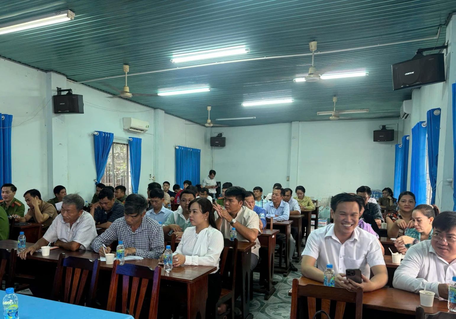 C&oacute; thể l&agrave; h&igrave;nh ảnh về 9 người v&agrave; mọi người đang học