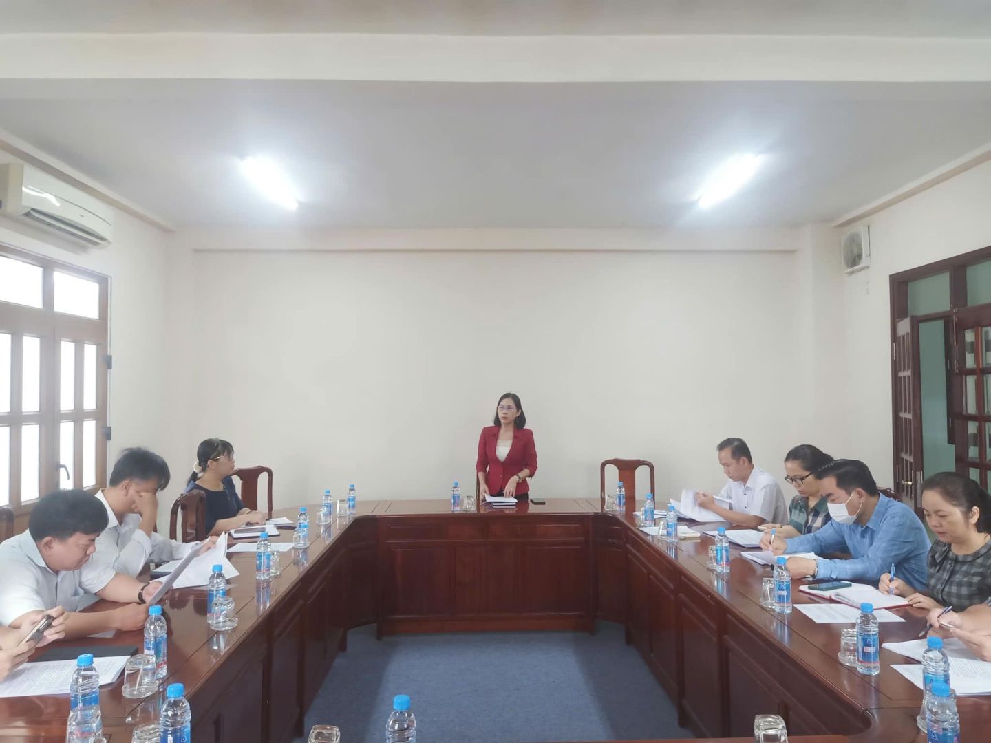 Có thể là hình ảnh về 7 người và mọi người đang học