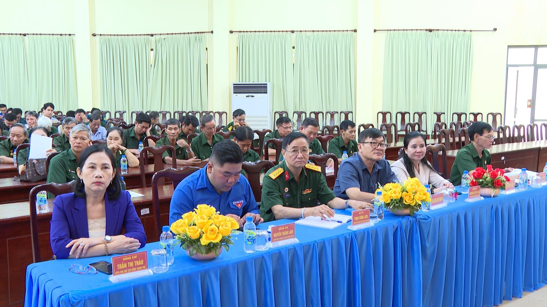 Có thể là hình ảnh về 3 người, bàn và văn bản