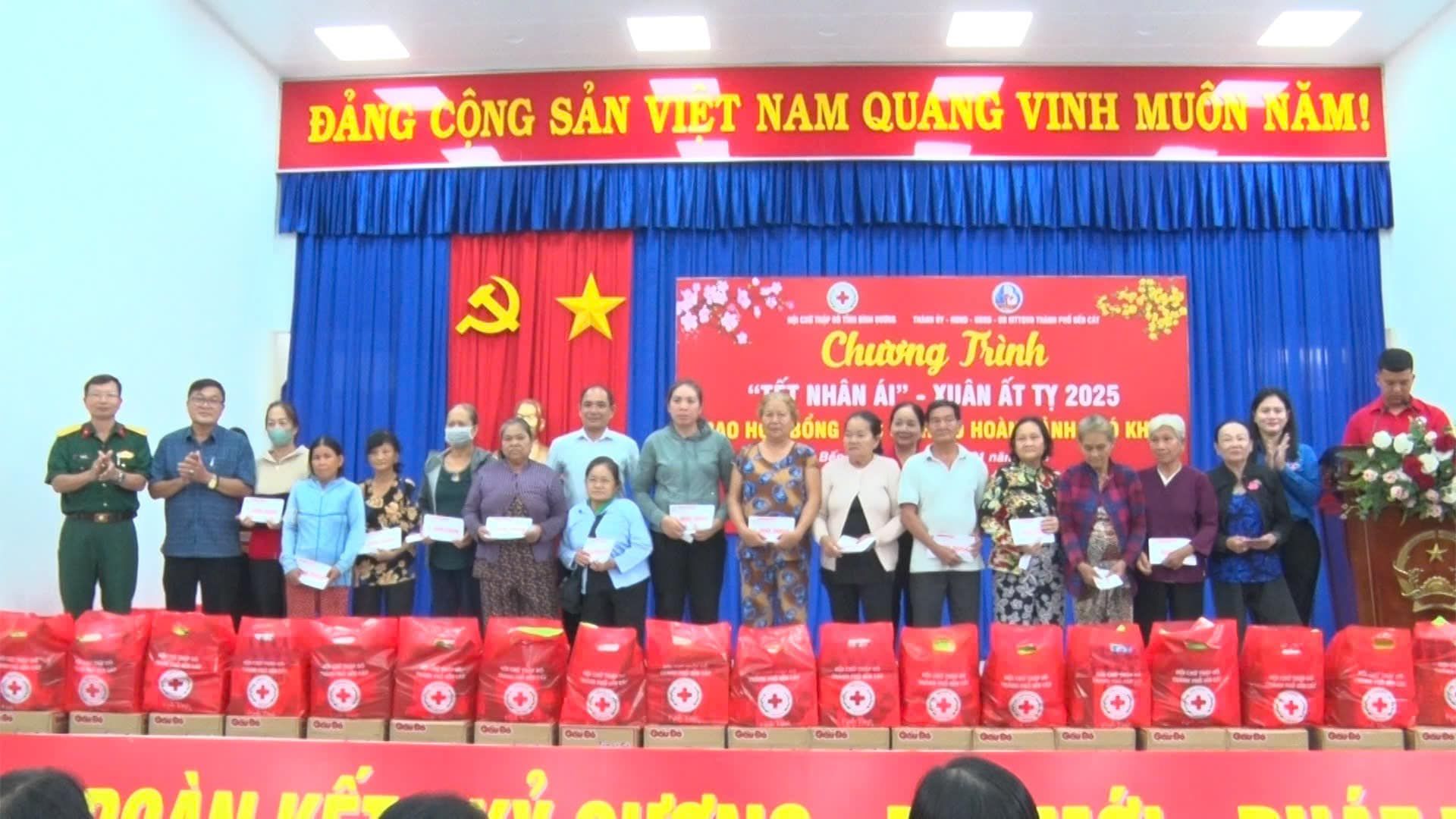 C&oacute; thể l&agrave; h&igrave;nh ảnh về 13 người v&agrave; văn bản