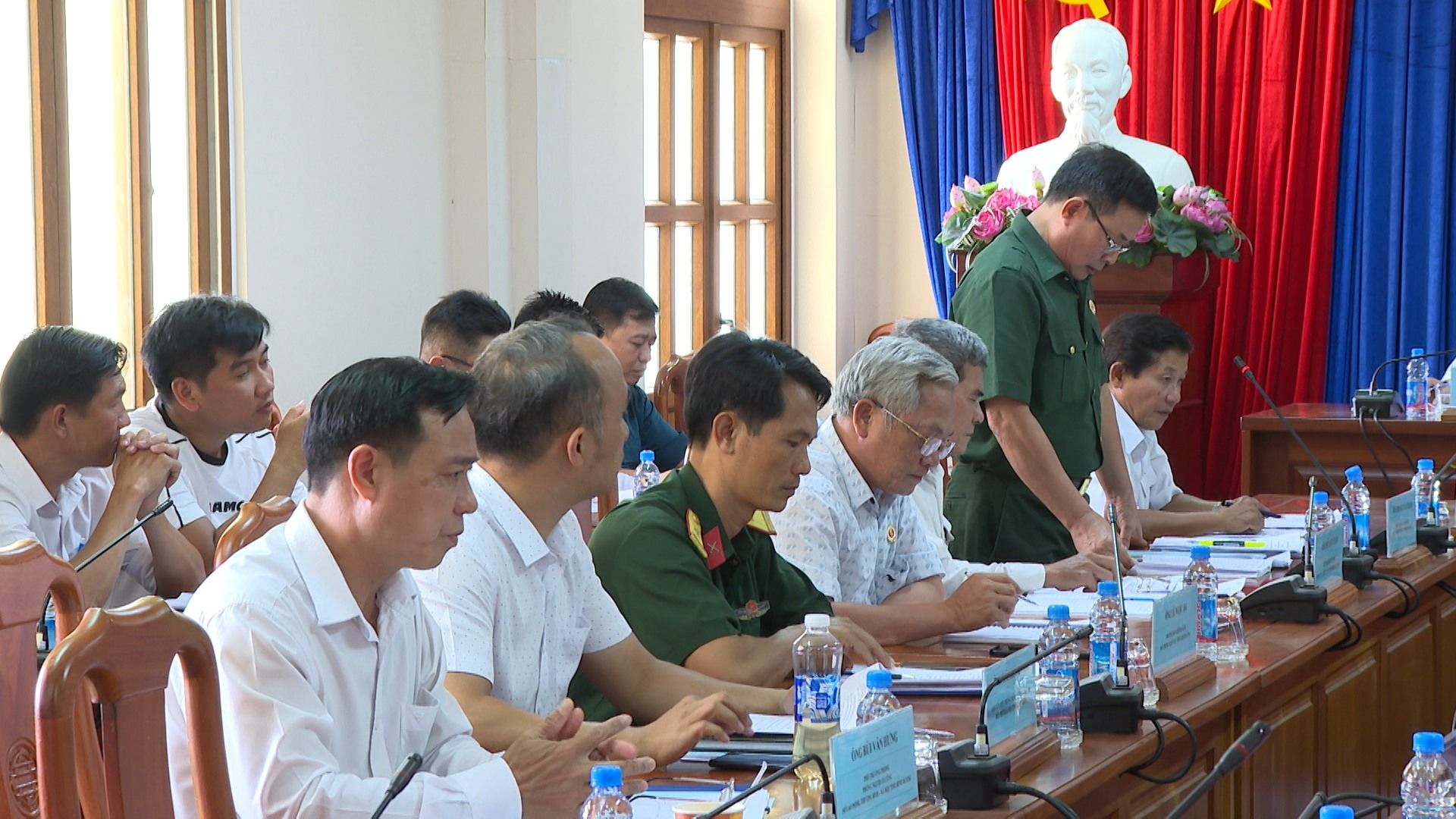 Có thể là hình ảnh về 7 người và văn bản