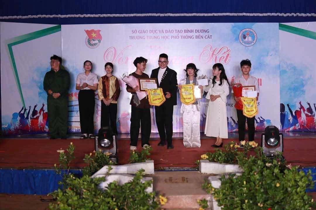 Có thể là hình ảnh về 8 người, cái bục và văn bản cho biết 'sò GIAO SGIAGDUCVADAOTAOBİNH DUC VA DÀO TAO BÌNH DƯƠNG TRƯỞNG TRUNG HOC PHÓ THÔNG BẾN CAT 6AM Navv WMA'