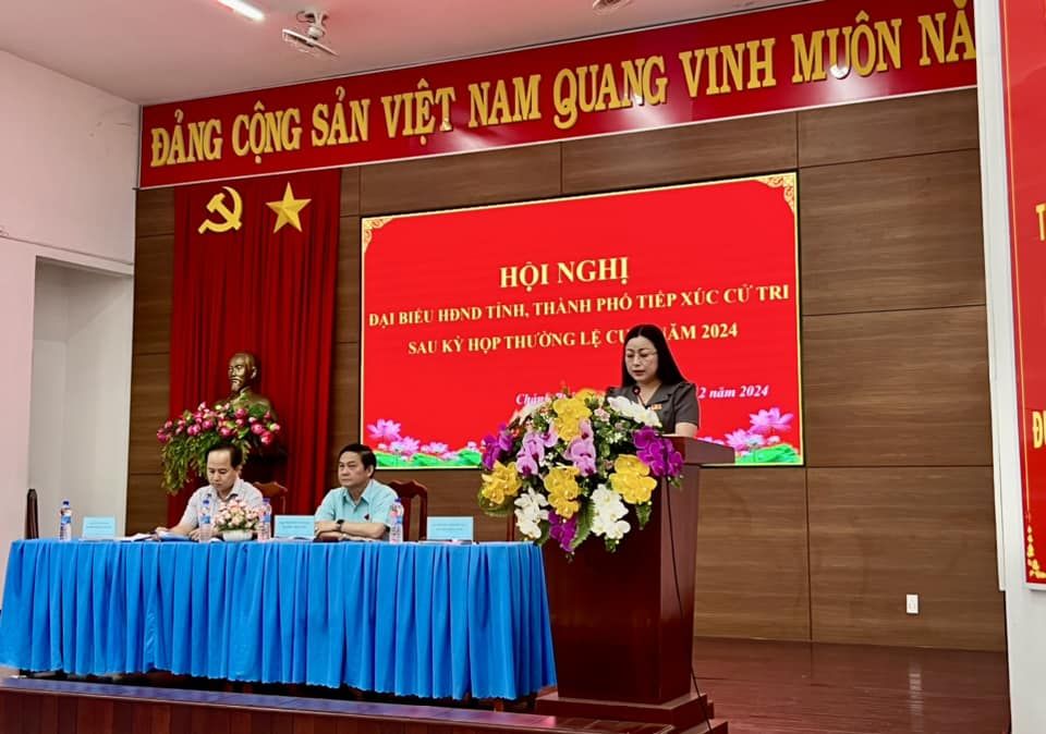 Có thể là hình ảnh về 3 người và văn bản