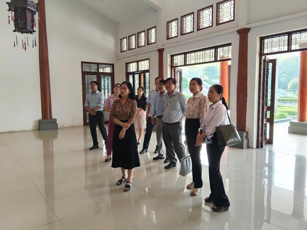 Có thể là hình ảnh về 7 người, mọi người đang học và mọi người đang cười