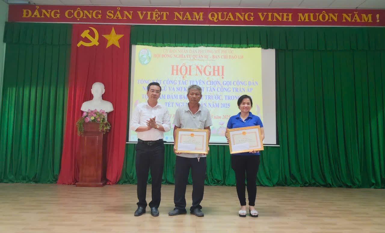 Có thể là hình ảnh về 3 người và văn bản