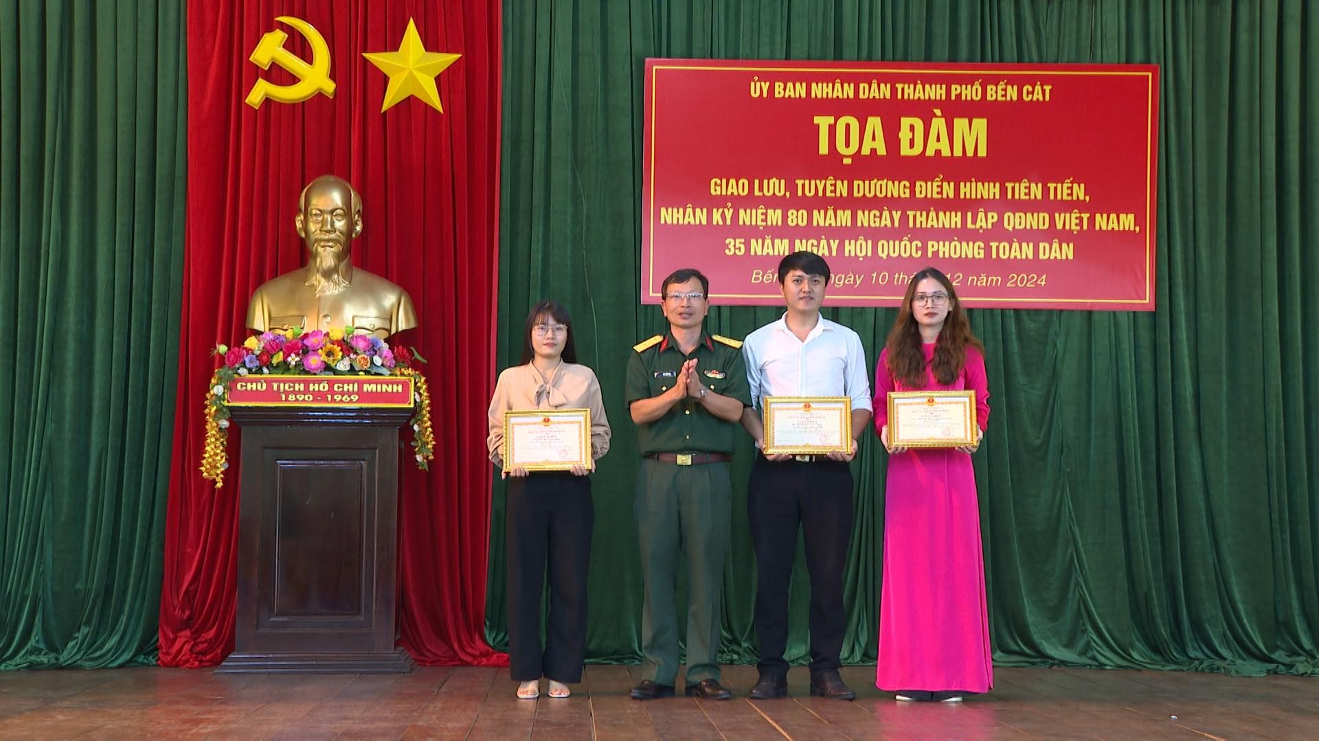 Có thể là hình ảnh về 4 người và văn bản cho biết 'Q 税い ỦY BAN NHÂN DÂN THÁNH PHÔ BEN CÁT TOA ĐÀM GIAO LƯU, TUYÊN DƯƠNG ĐIỂN HINH TIÊN TIEN, NHÂN KÝ NIỆM NÁM NGÀY THÀNH LẬP QDND VIỆT NAM, 35 NĂM NGAY HỘI QUỐC PHÒNG TOÀN DÂN Bét ngày 10 th/ năm 2024 cHйTeH6cm CHÍ MINH CHU TICH HD 890 969 VE'