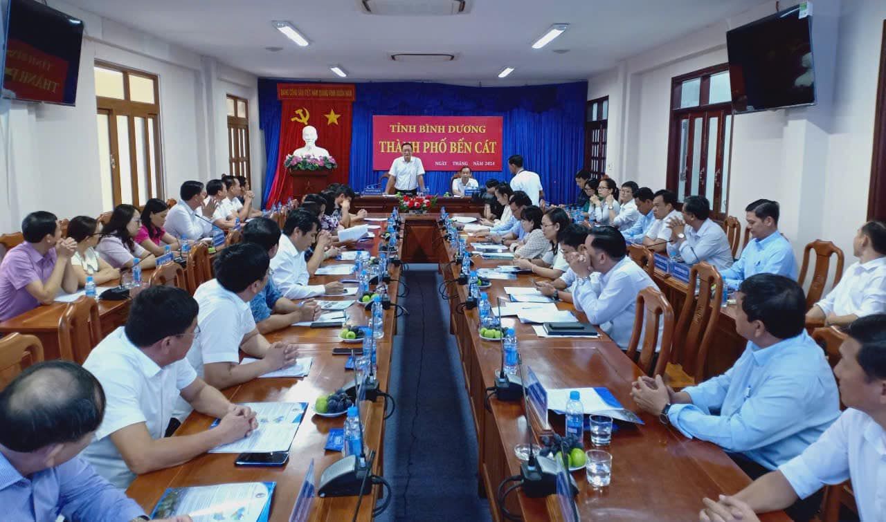 Có thể là hình ảnh về 7 người, mọi người đang học và văn bản