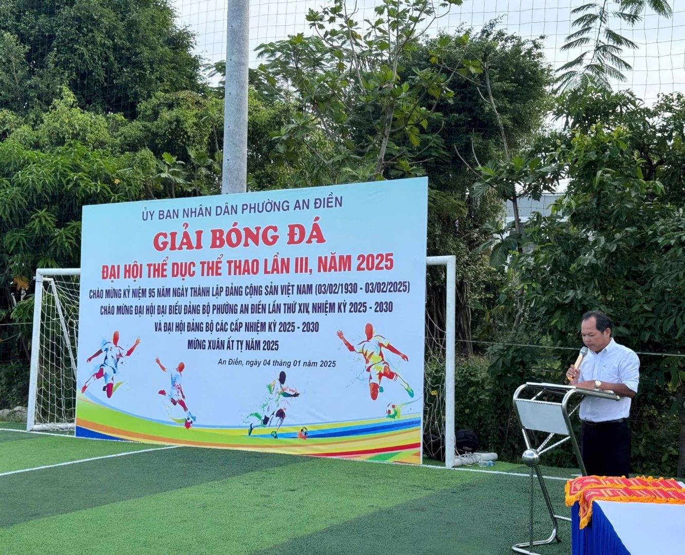 Có thể là hình ảnh về 1 người, đang chơi bóng đá, đang chơi bóng bầu dục và văn bản