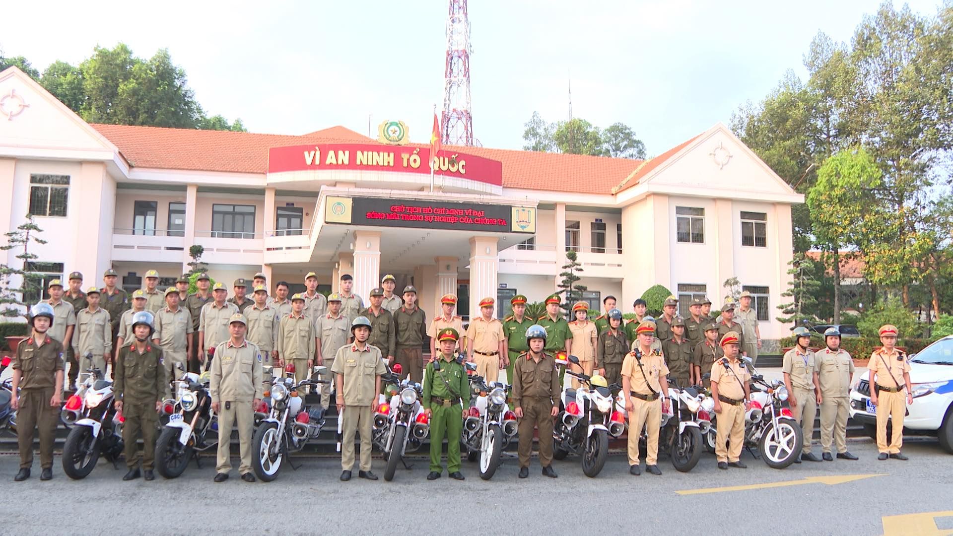 Có thể là hình ảnh về 5 người và văn bản