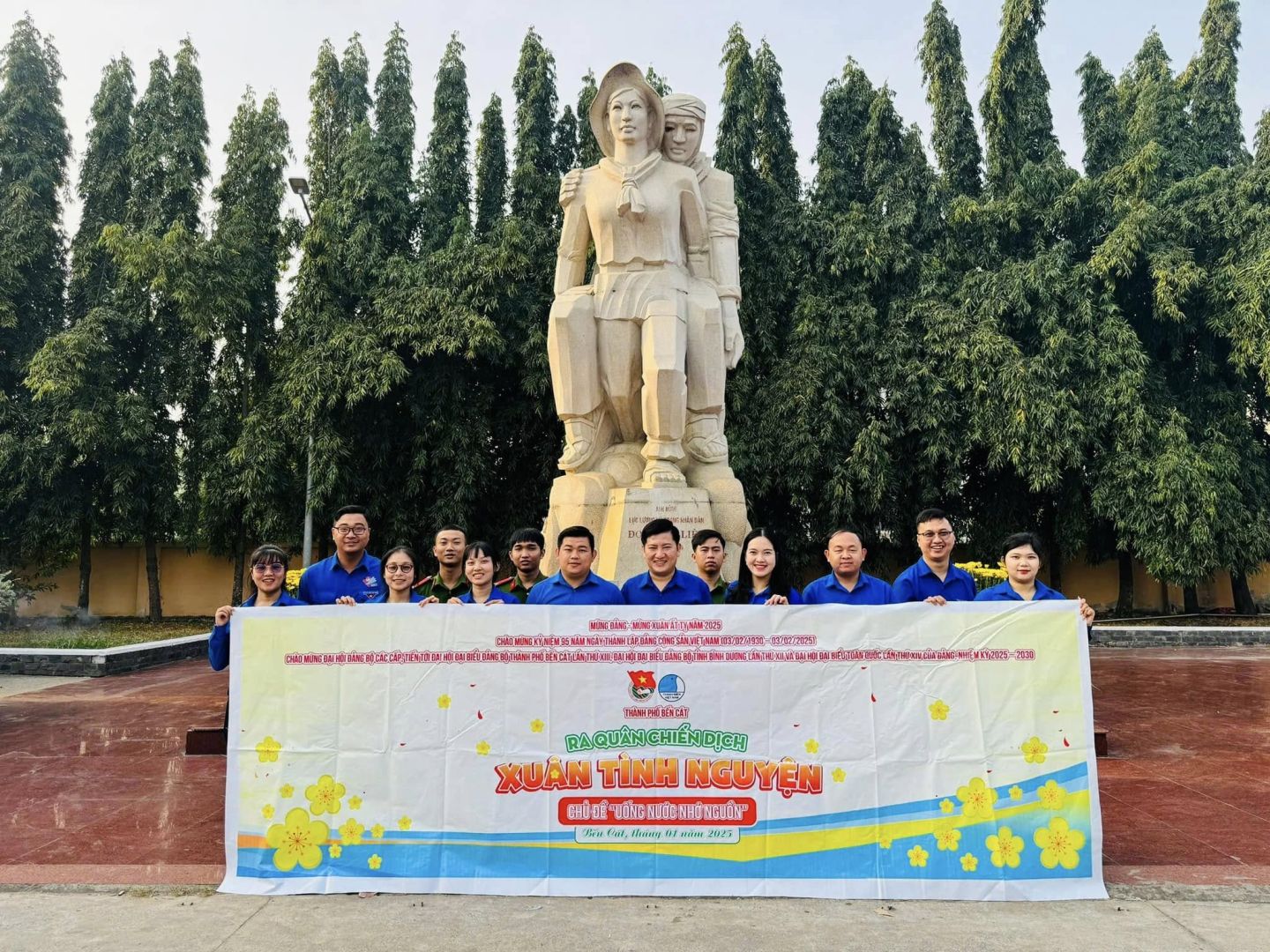 Có thể là hình ảnh về 13 người, đài kỷ niệm và văn bản