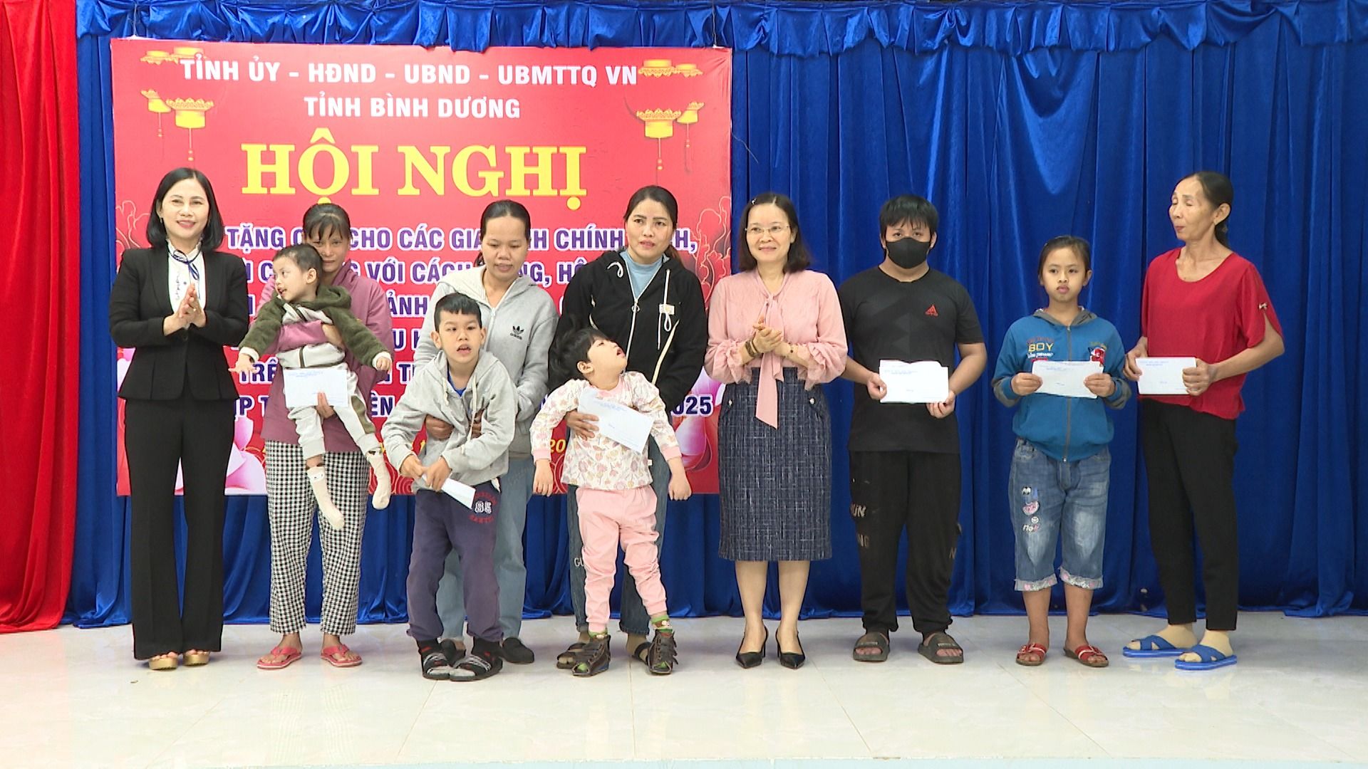 Có thể là hình ảnh về 9 người và văn bản