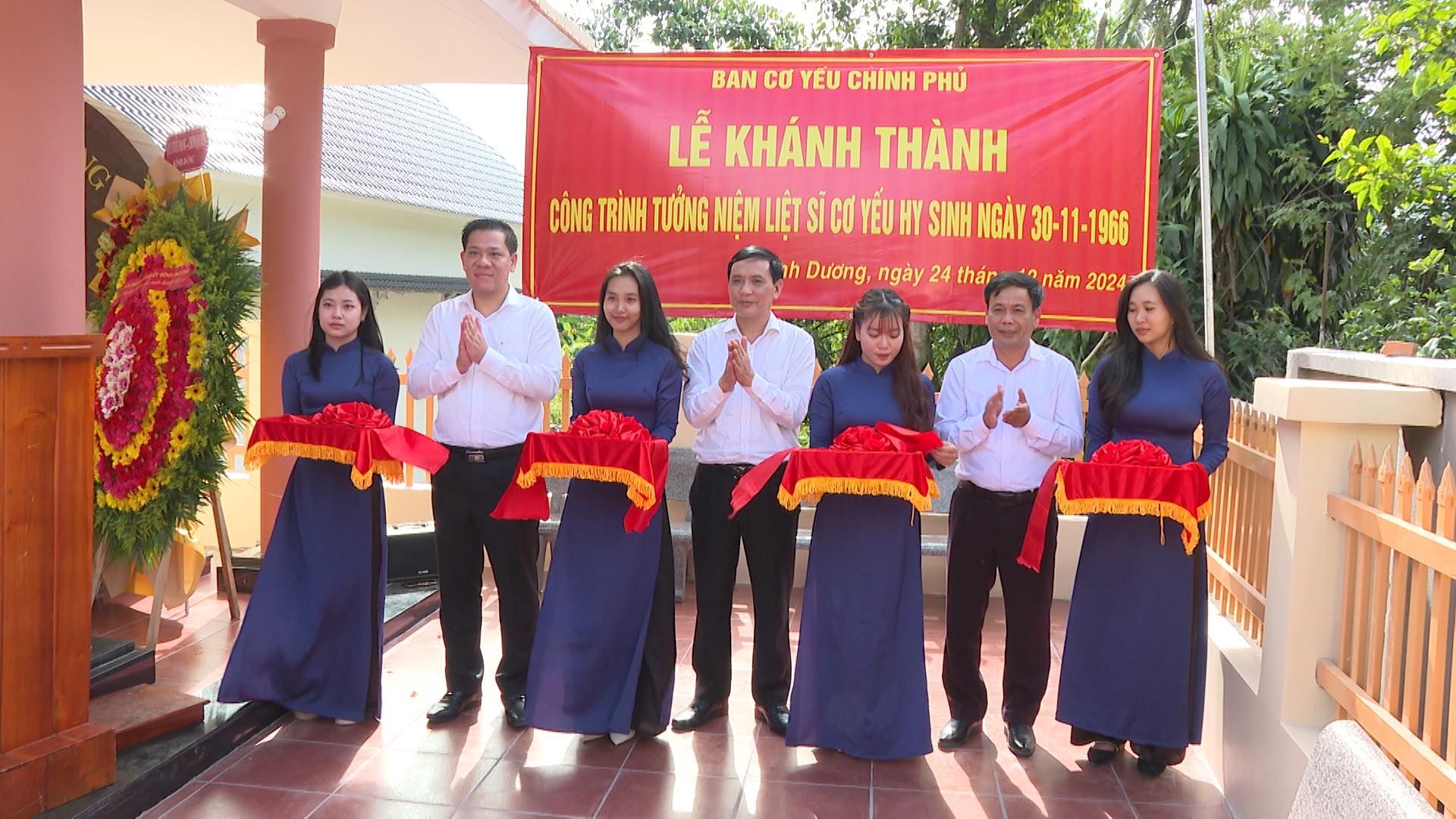 Có thể là hình ảnh về 7 người, đền thờ và văn bản