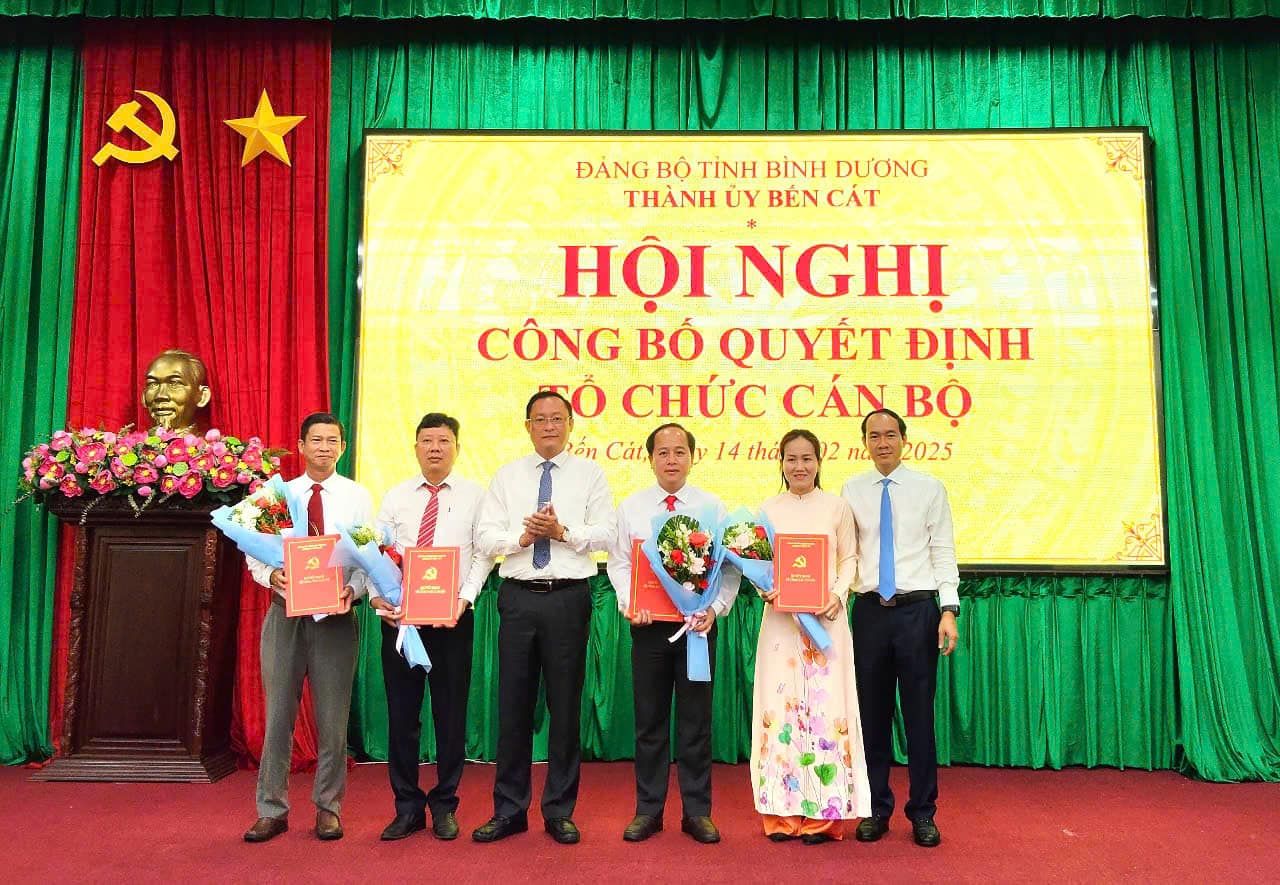 Có thể là hình ảnh về 6 người và văn bản cho biết 'Q ĐANG BỘ TINH BİNH DƯƠNG THÀNH ỦY BÊN CÁT HỘI NGHI CÔNG BÓ QUYẾT ĐỊNH σό CHỨC CÁN BỘ Rên Cát Canes Catas14th በማሎ 14 thả n22025 2025 3 9 = שלחבור'