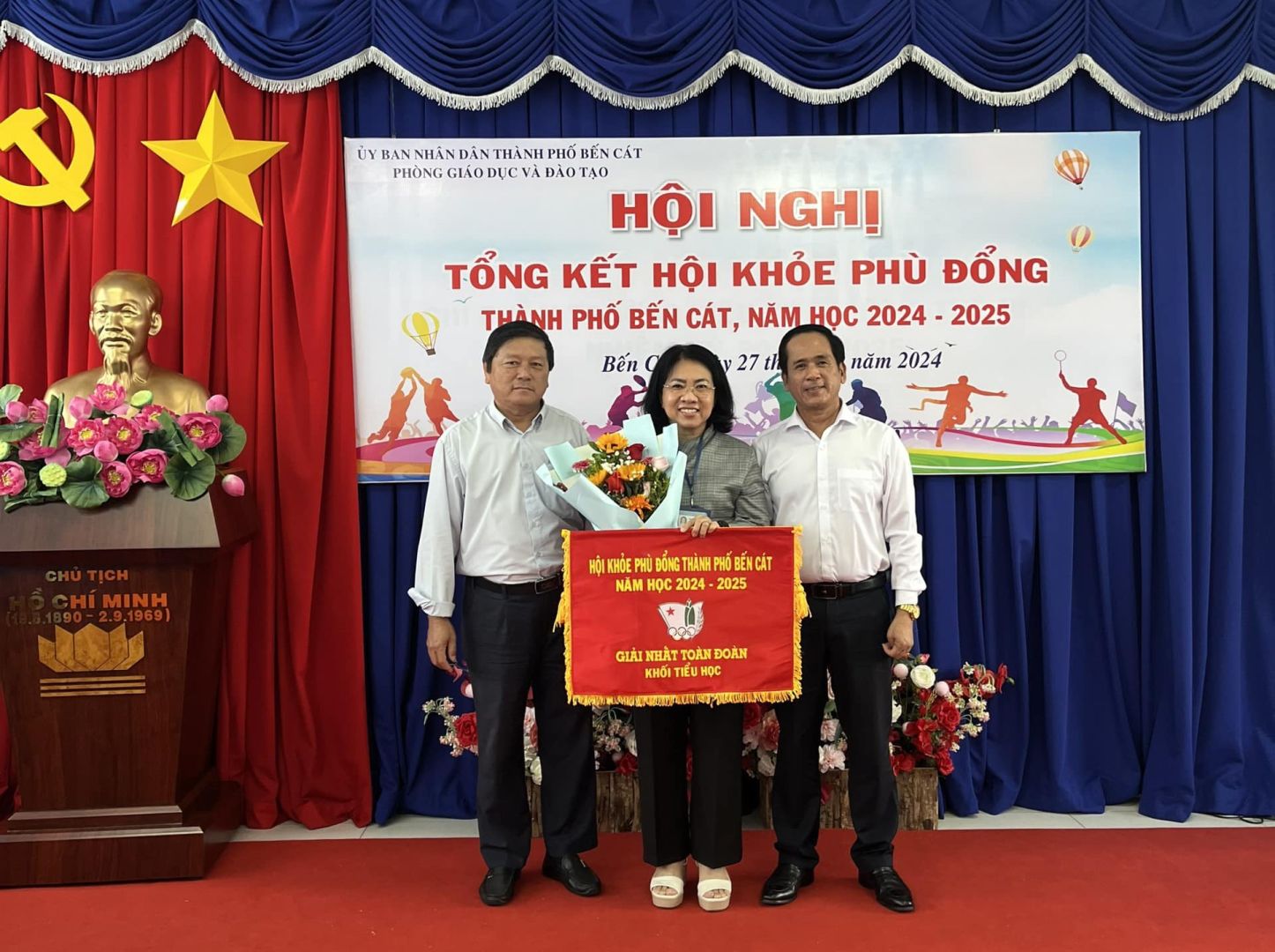 Có thể là hình ảnh về 3 người và văn bản