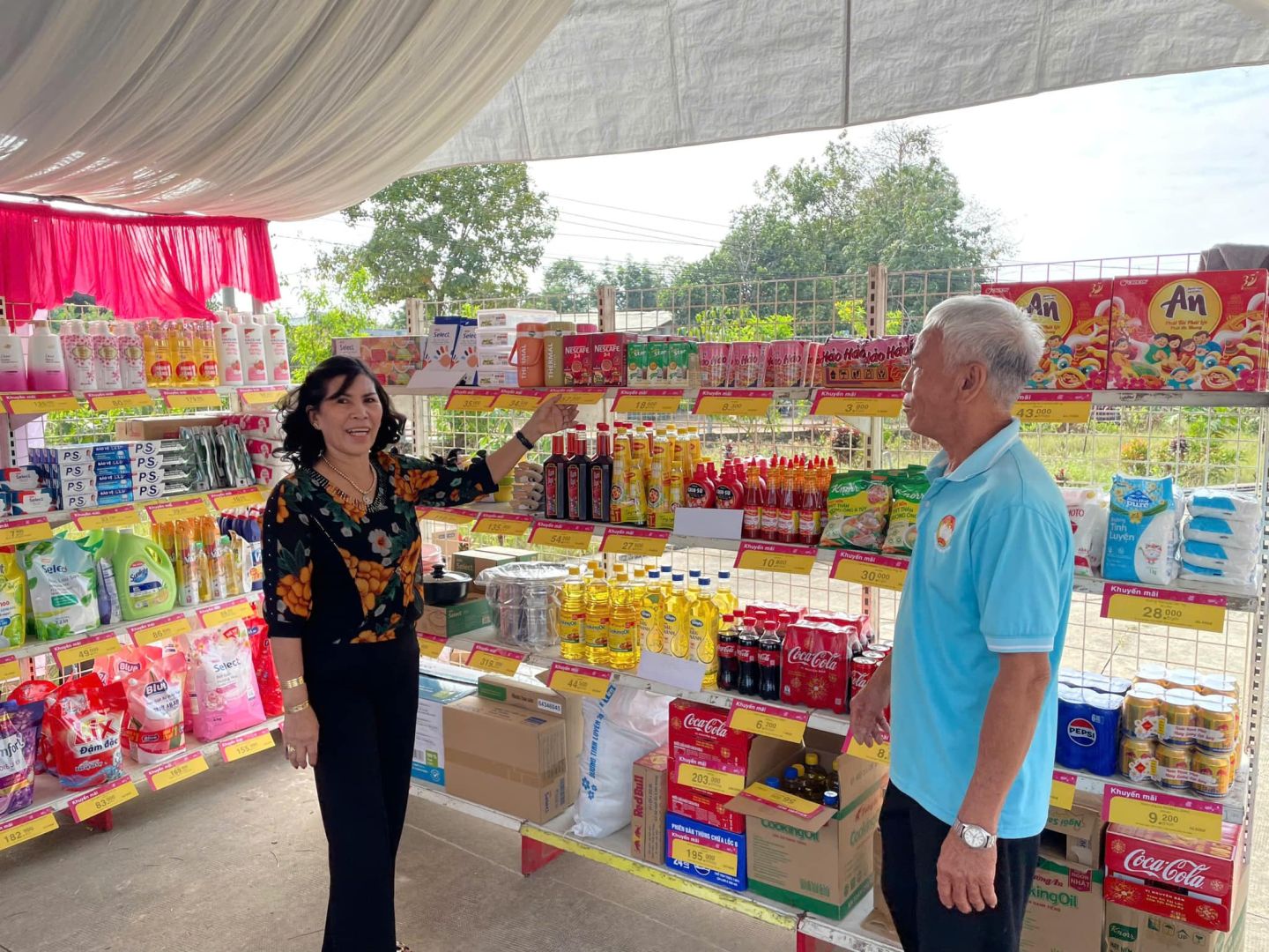 Có thể là hình ảnh về 2 người và văn bản