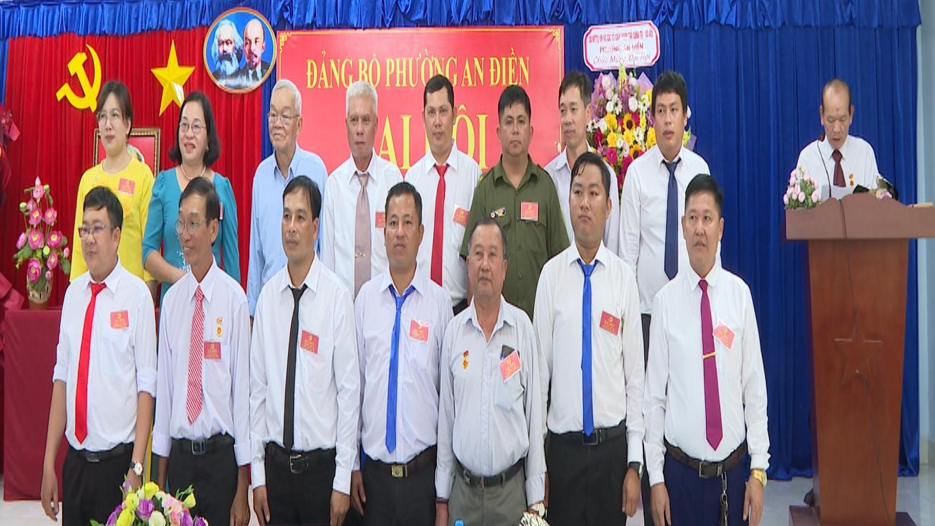 Có thể là hình ảnh về 13 người, cái bục và văn bản