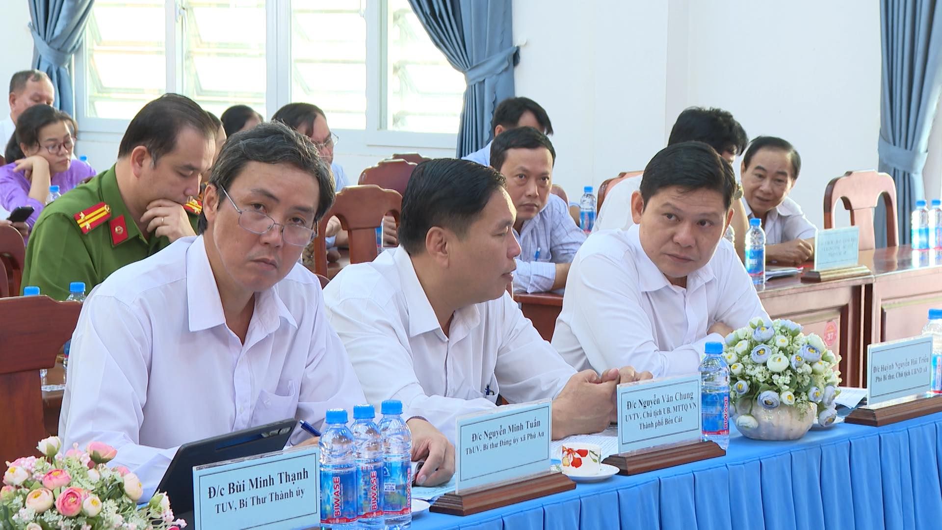 Có thể là hình ảnh về 6 người, cái bục và văn bản
