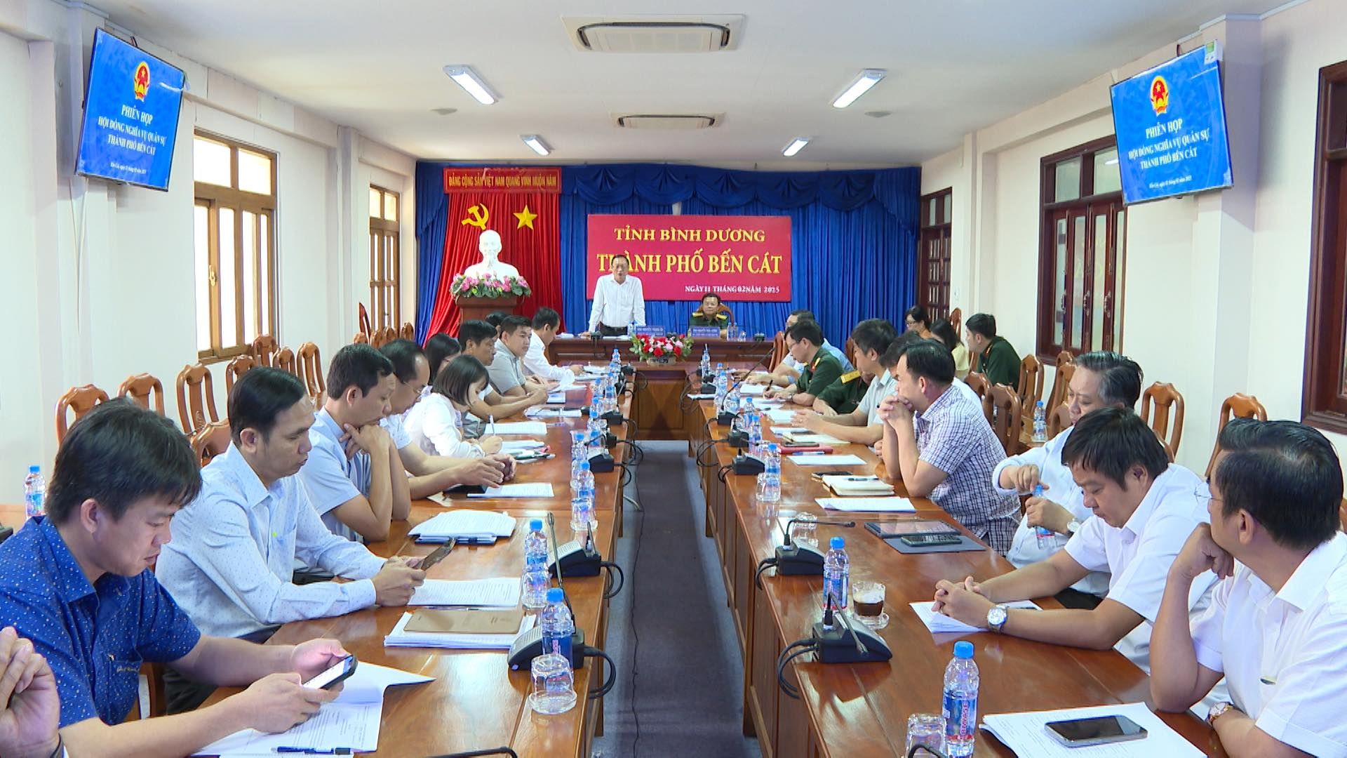 Có thể là hình ảnh về 10 người, mọi người đang học và văn bản