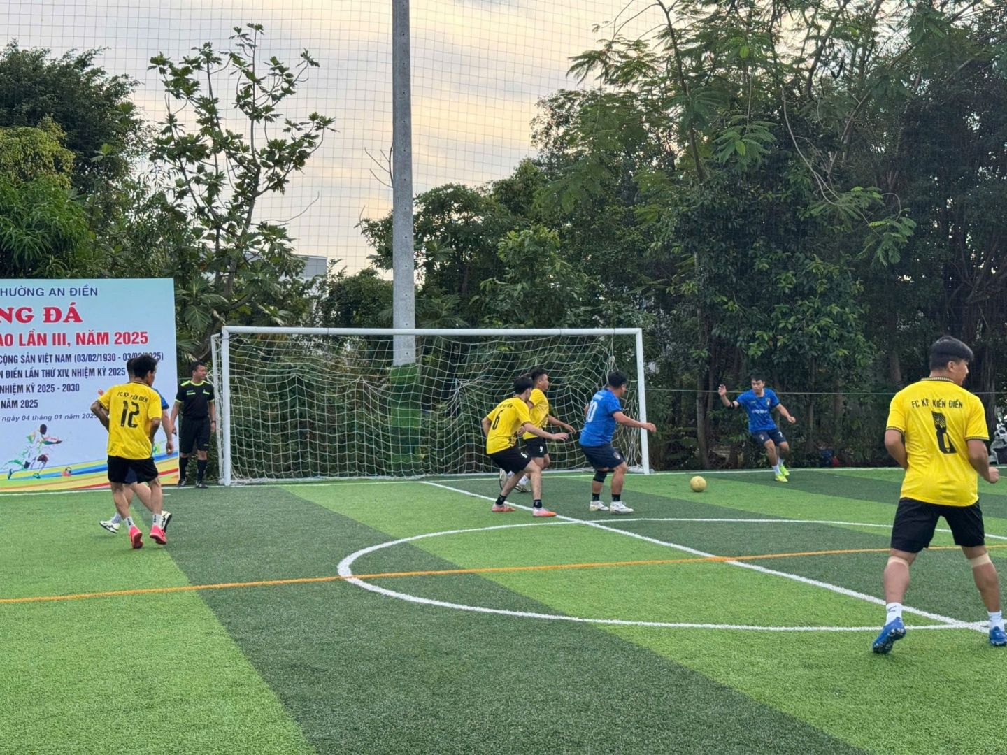 Có thể là hình ảnh về 6 người, mọi người đang chơi bóng bầu dục, mọi người đang chơi bóng đá và văn bản