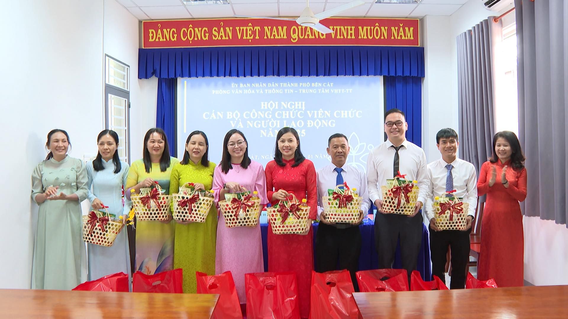 Có thể là hình ảnh về 10 người và văn bản