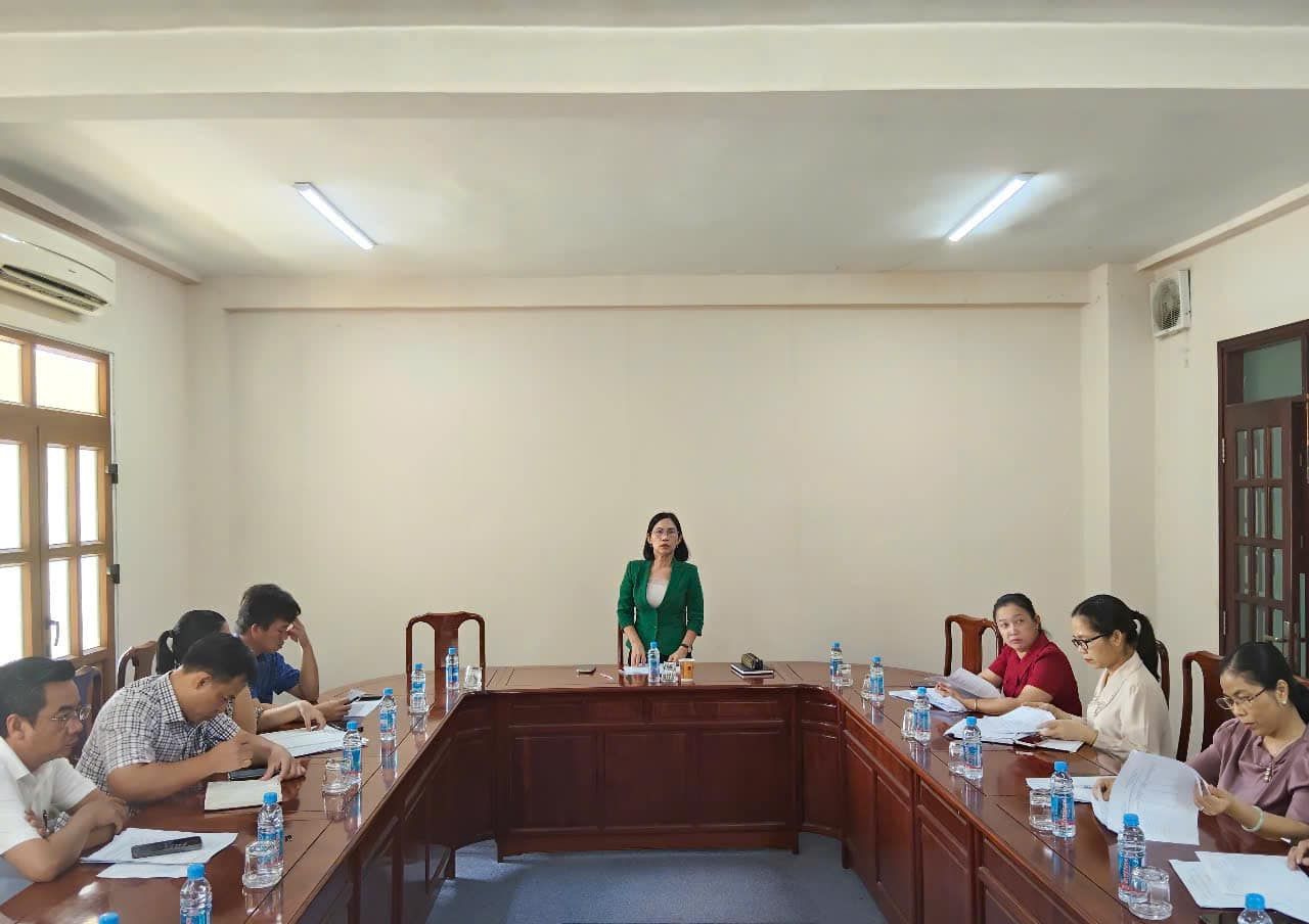 Có thể là hình ảnh về 7 người và mọi người đang học